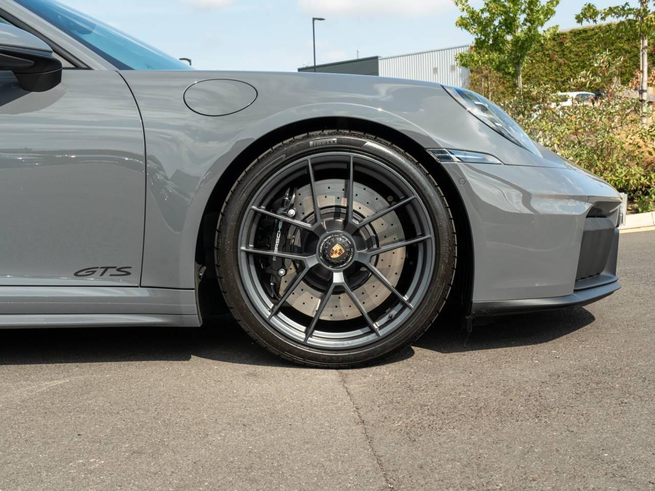 Porsche 911 view 14