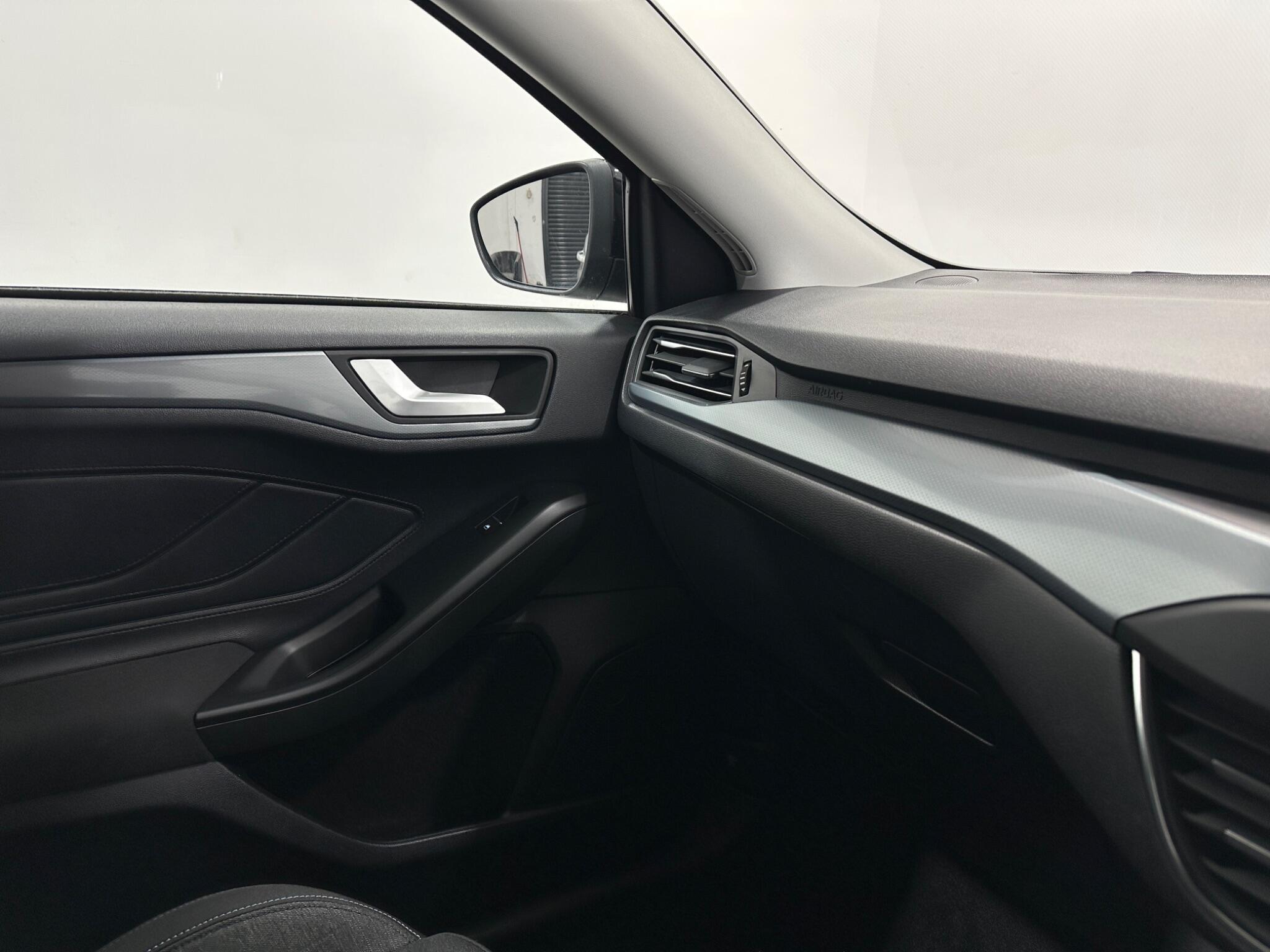 Ford Focus view 25