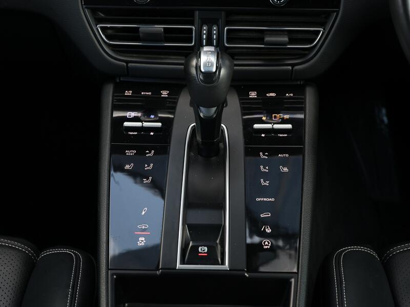 Porsche Macan view 11