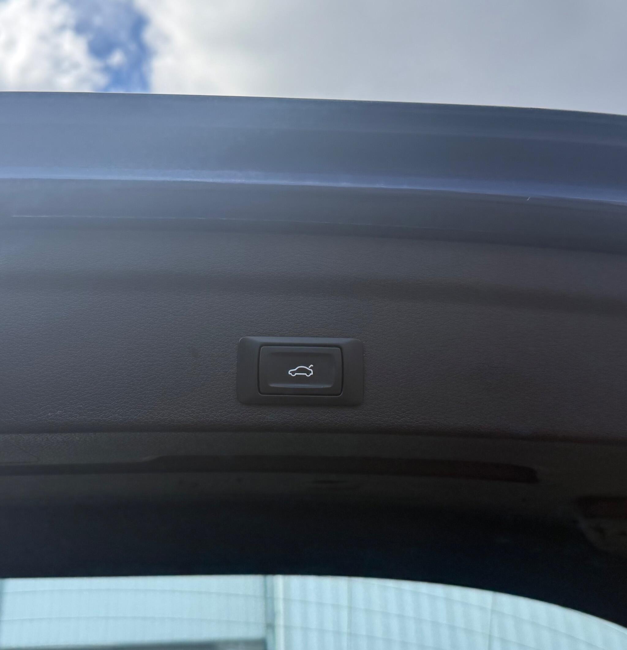 Audi Q3 view 10