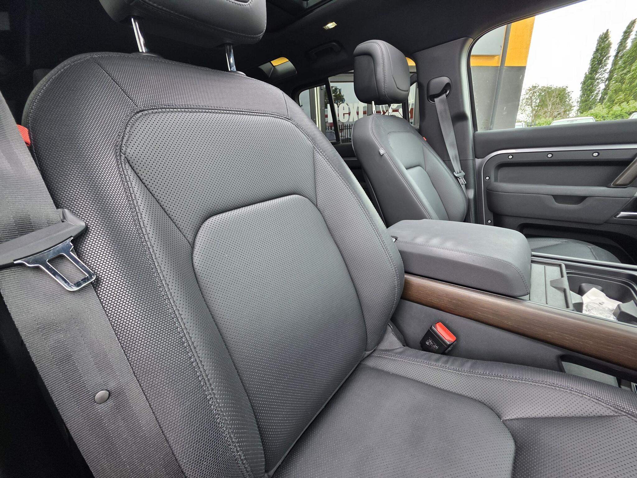 Land Rover Defender view 13