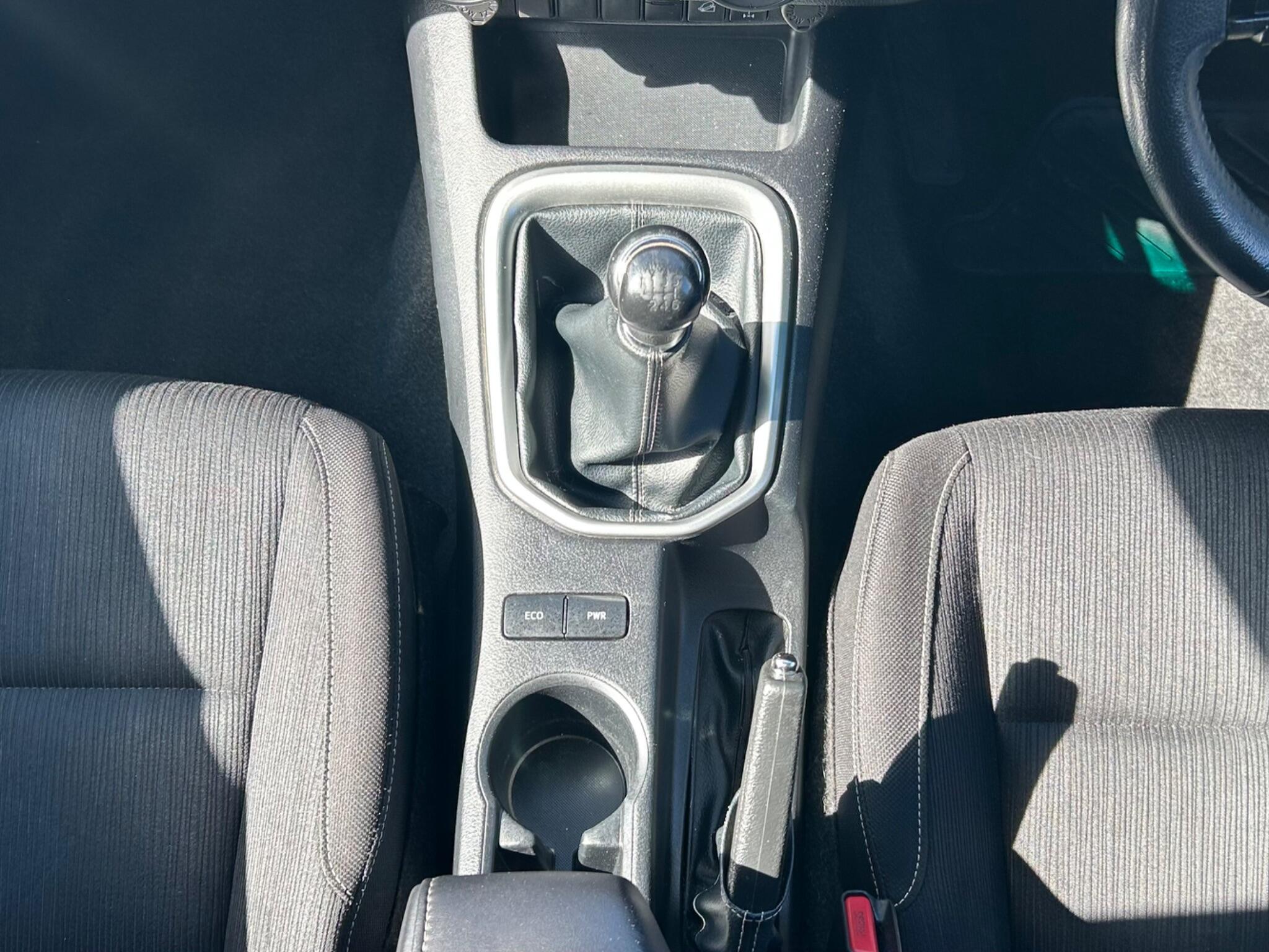 Toyota Hilux view 36