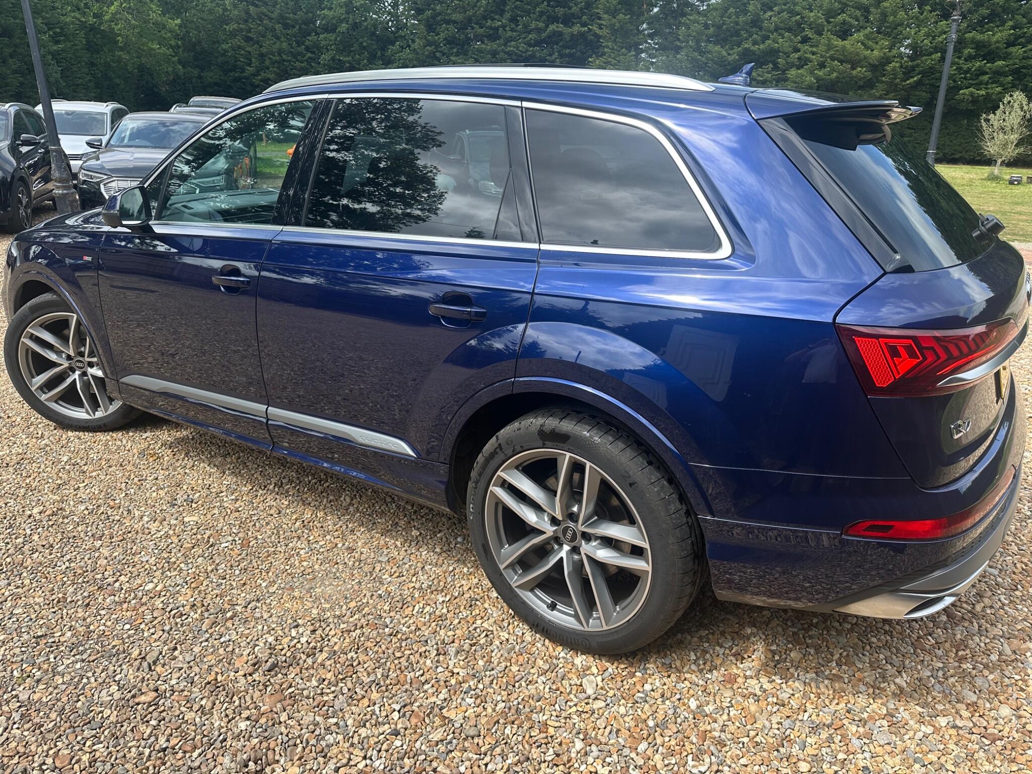 Audi Q7 view 5