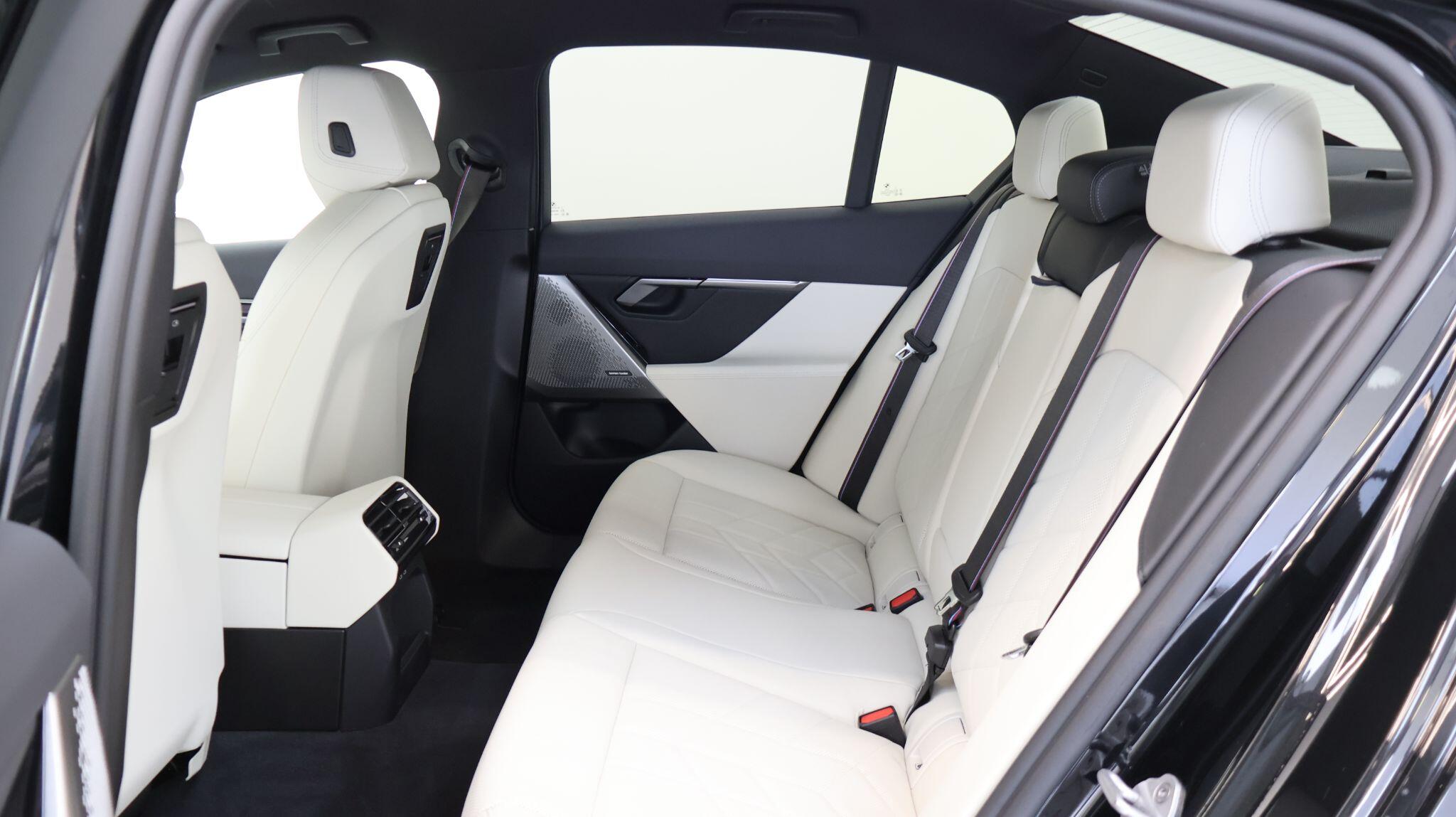 BMW 5 Series view 11