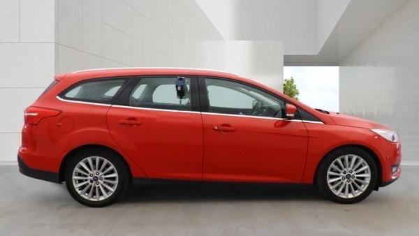 Ford Focus view 3