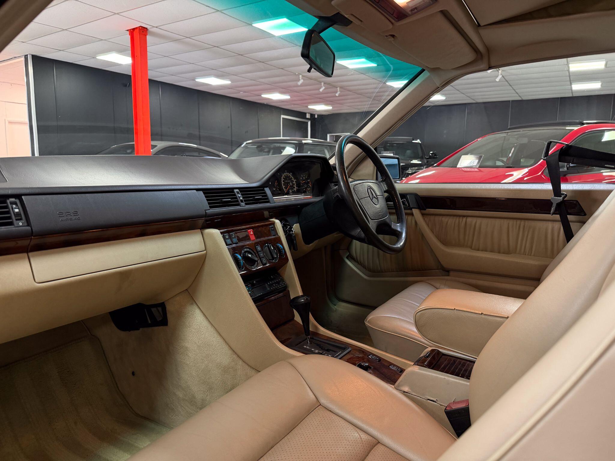 Mercedes-Benz E Class view 26