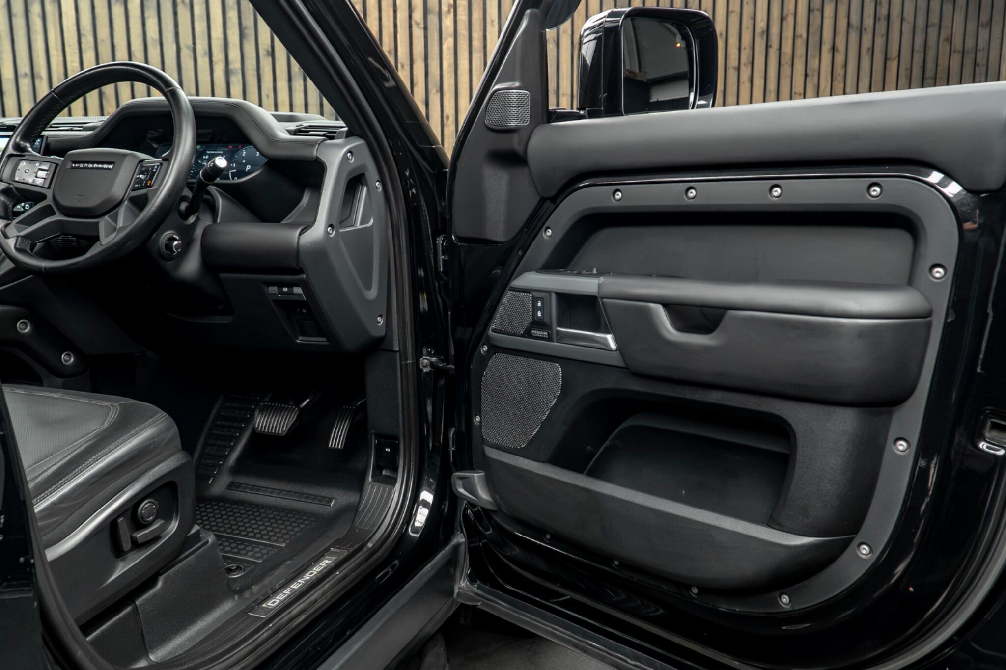 Land Rover Defender 110 view 31