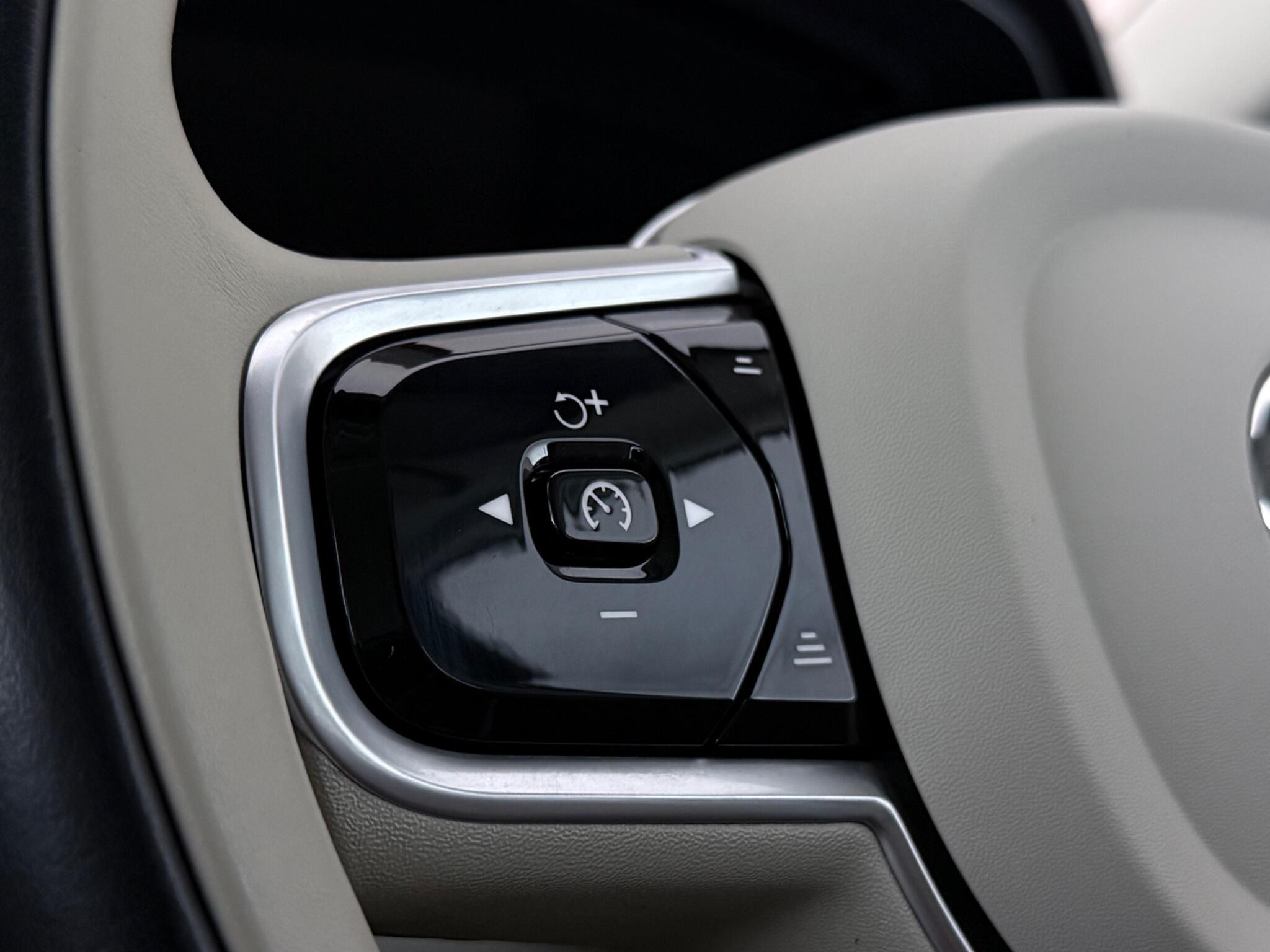 Volvo V90 Cross Country view 14