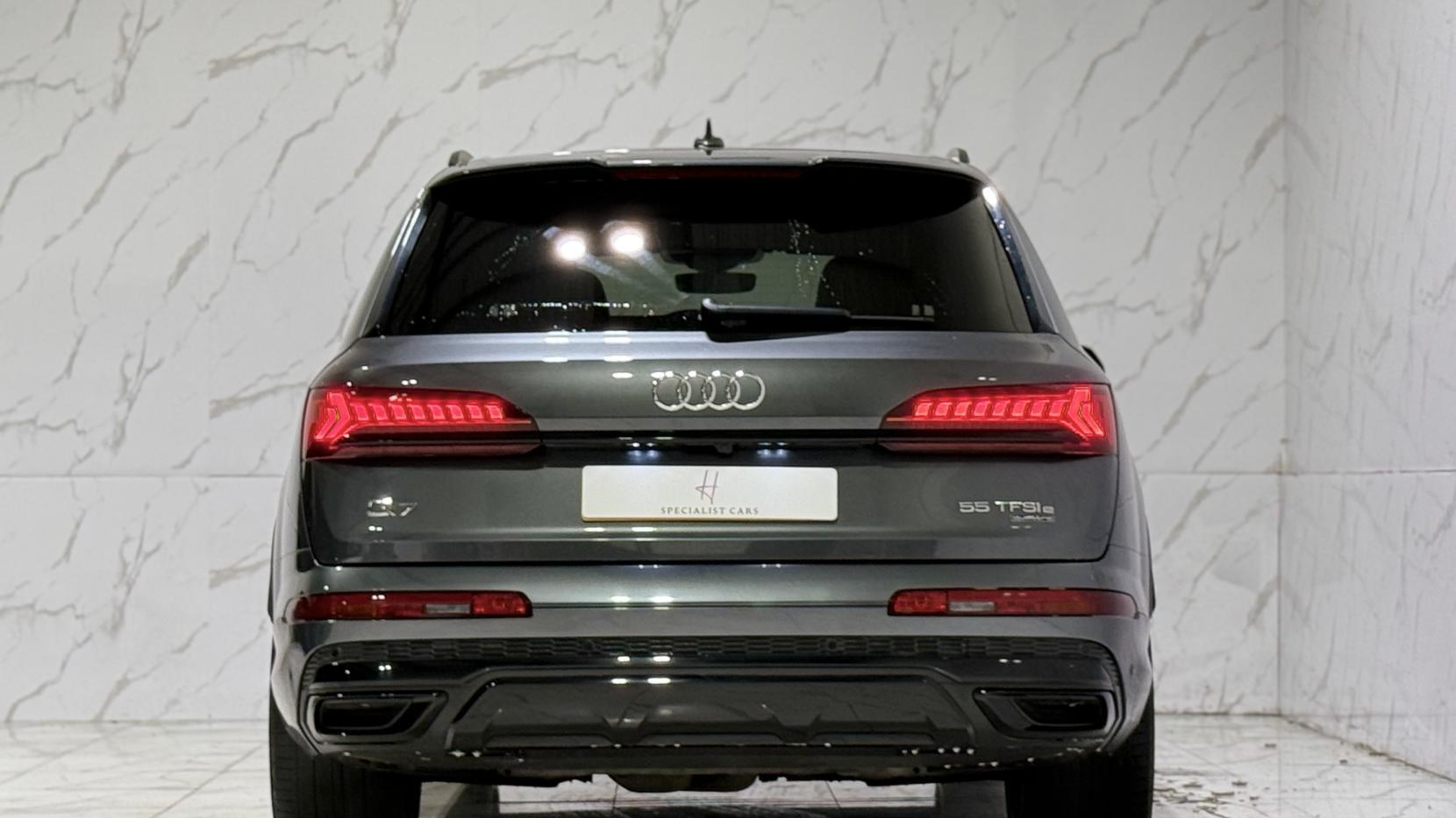 Audi Q7 view 5