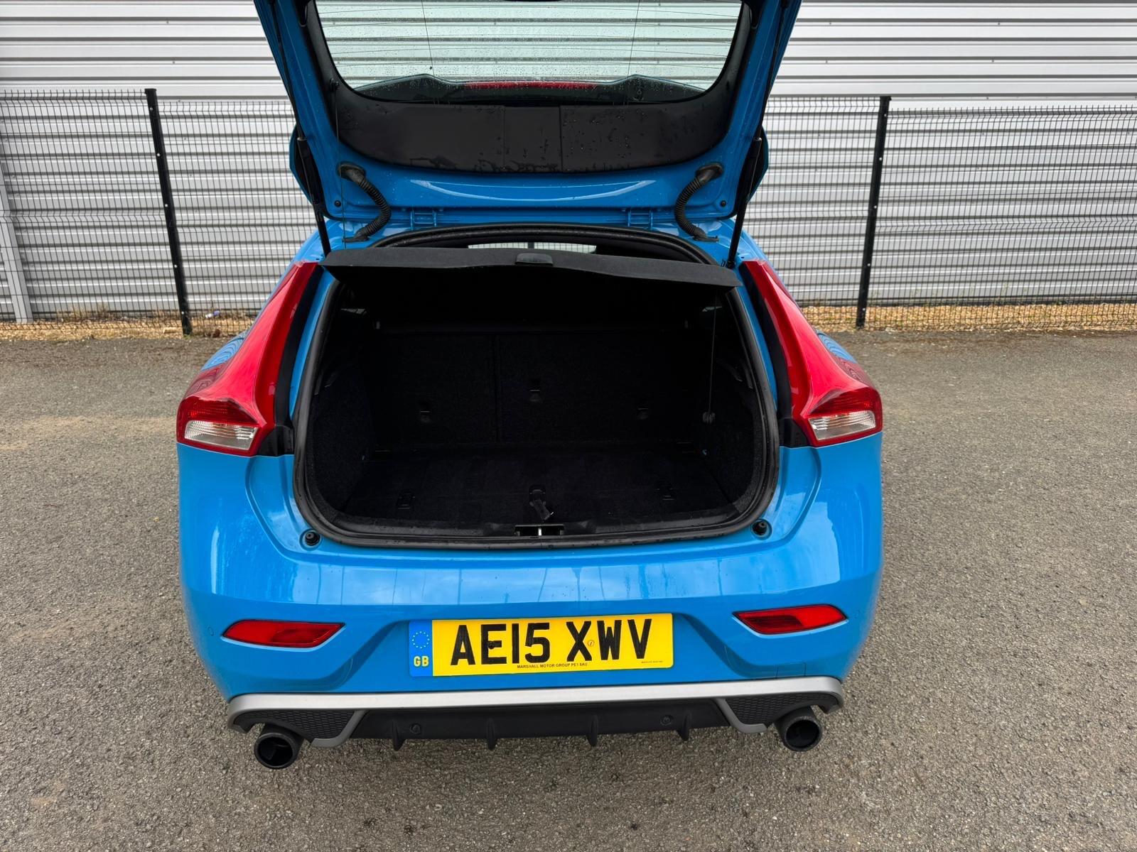Volvo V40 view 22
