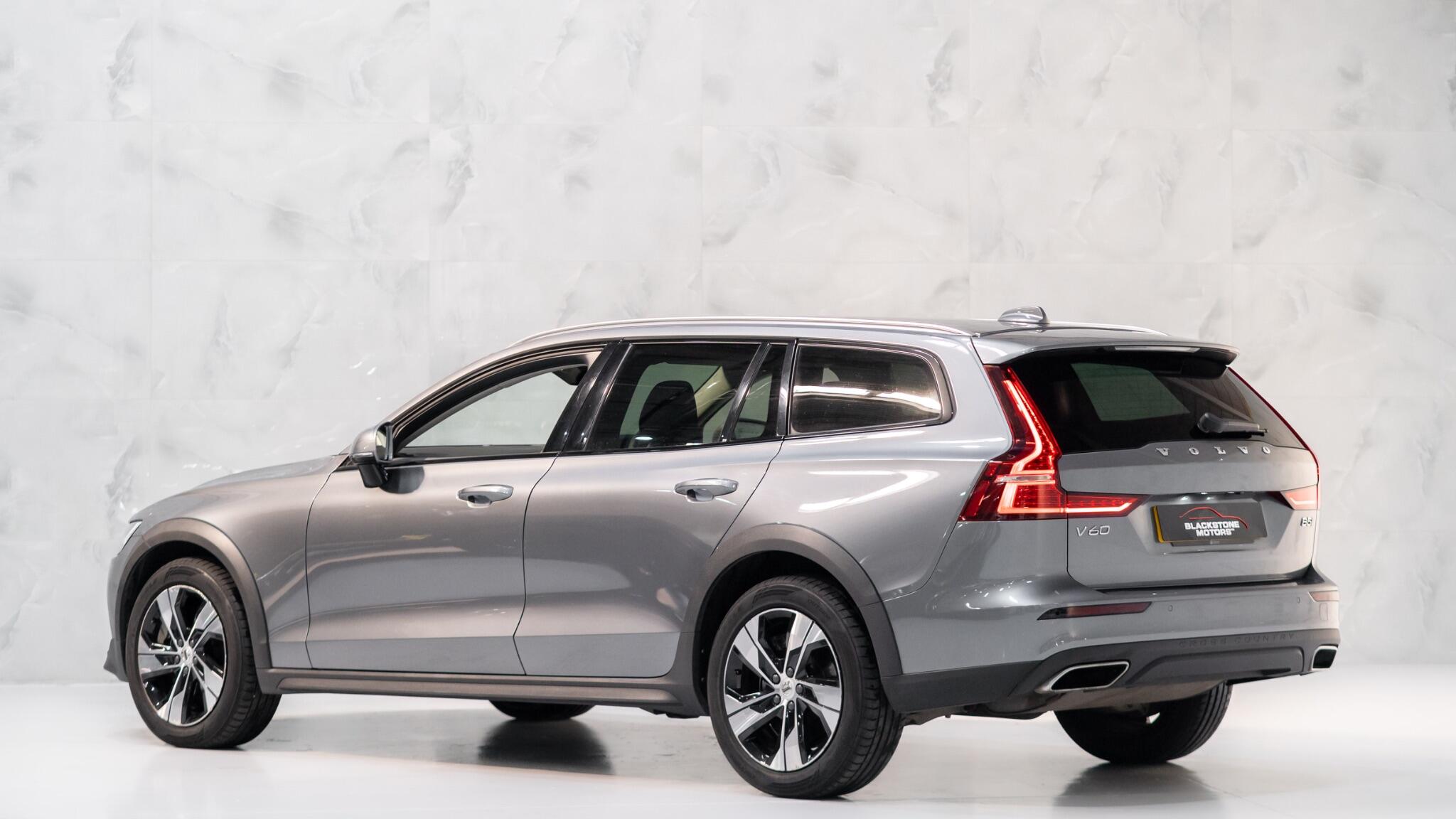 Volvo V60 Cross Country view 4