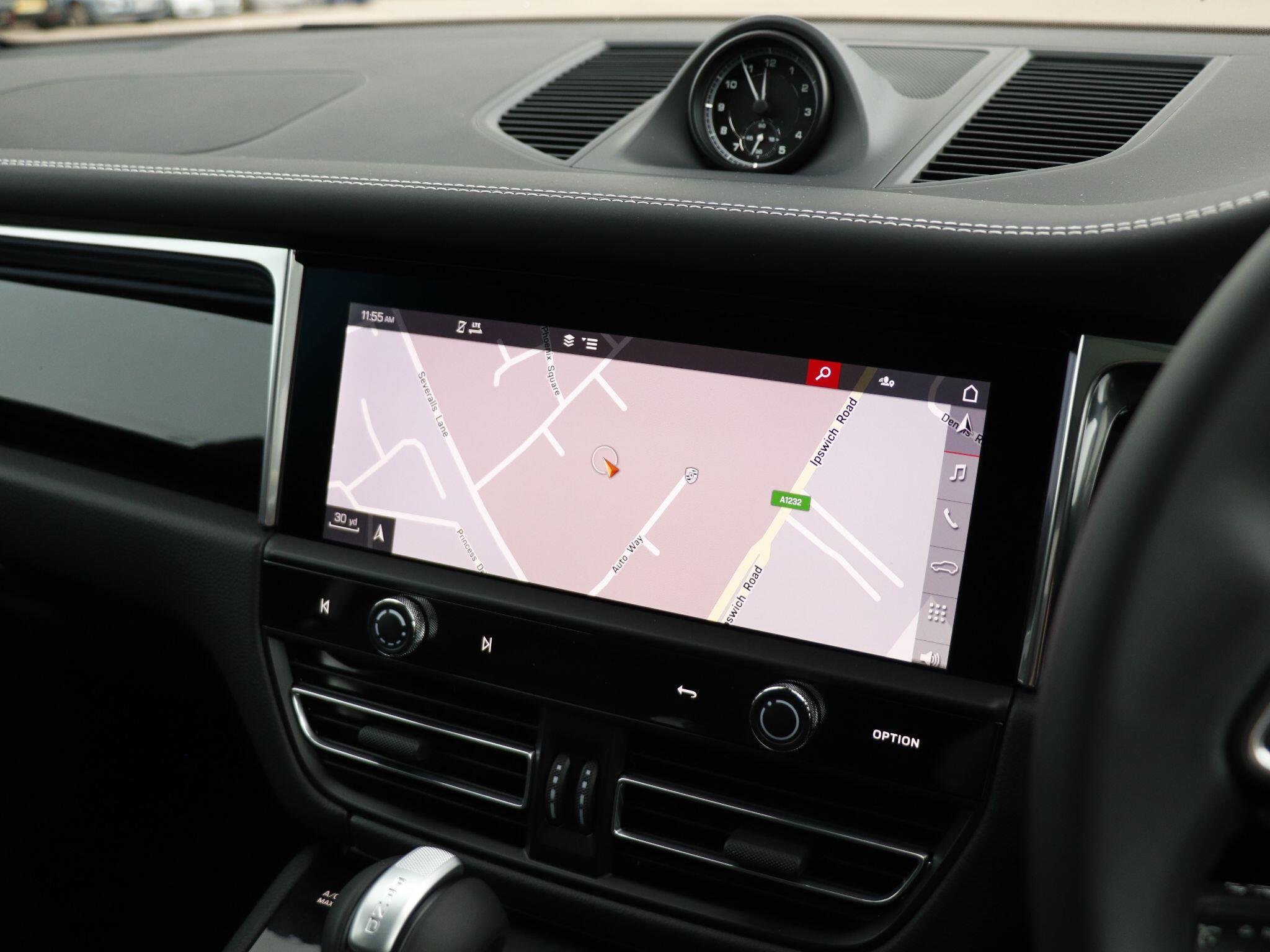 Porsche Macan view 15