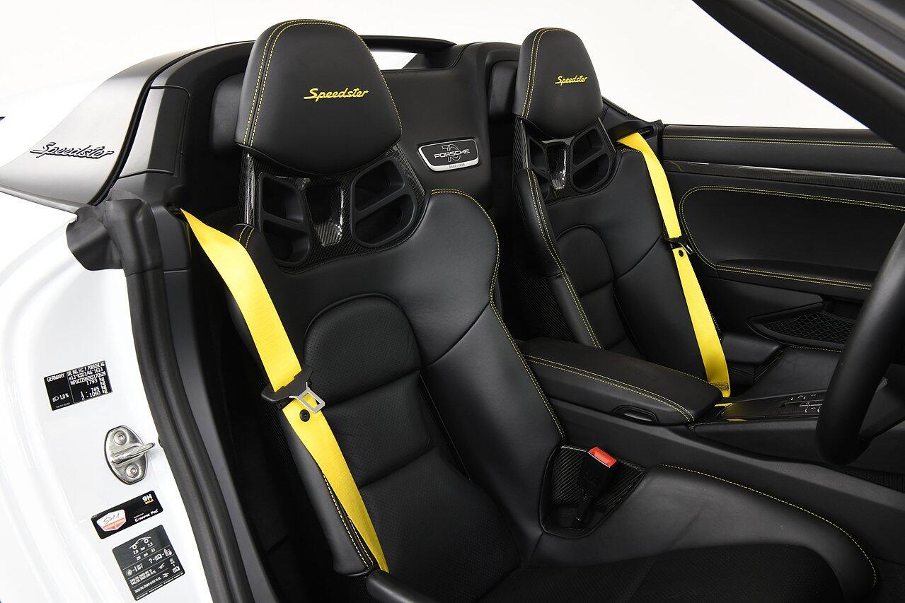 Porsche 911 view 8