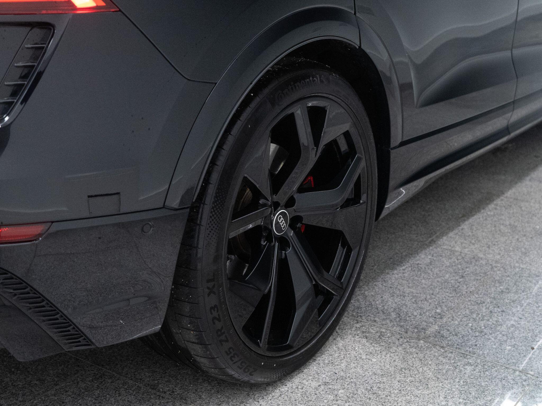 Audi RS Q8 view 19