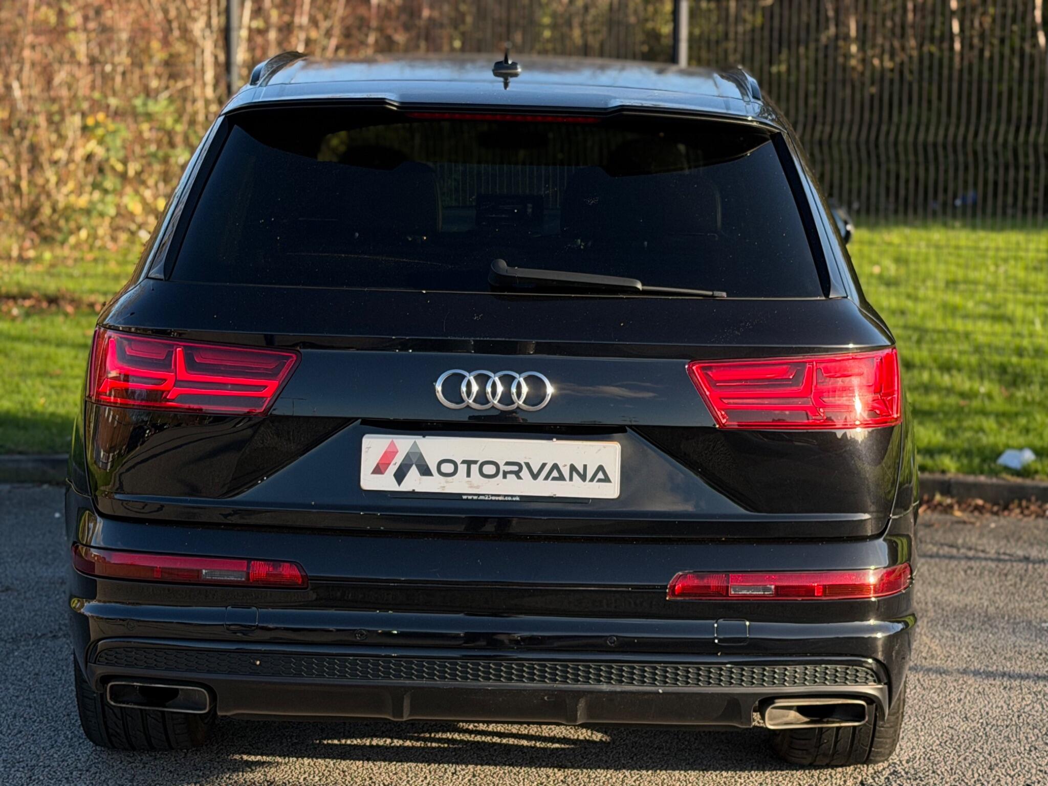 Audi Q7 view 12