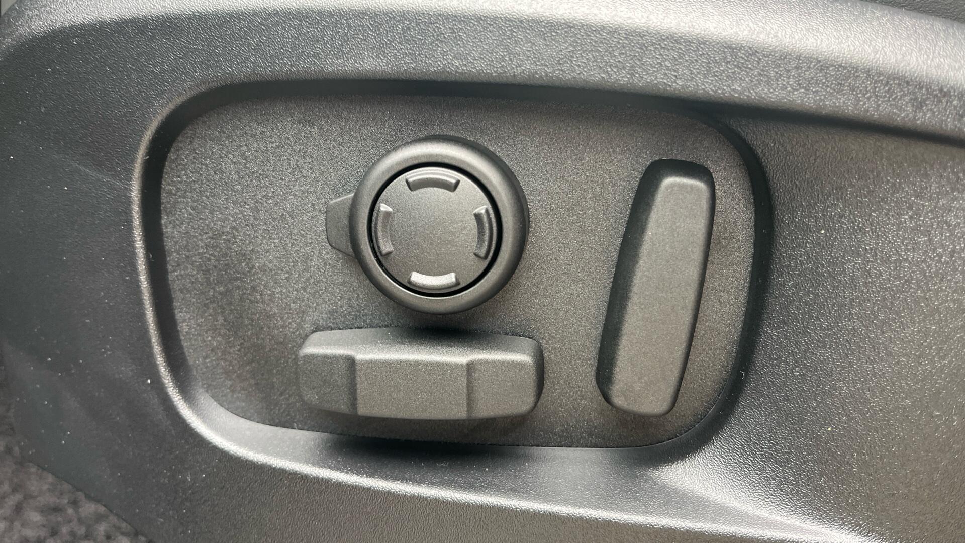 Land Rover Defender view 36