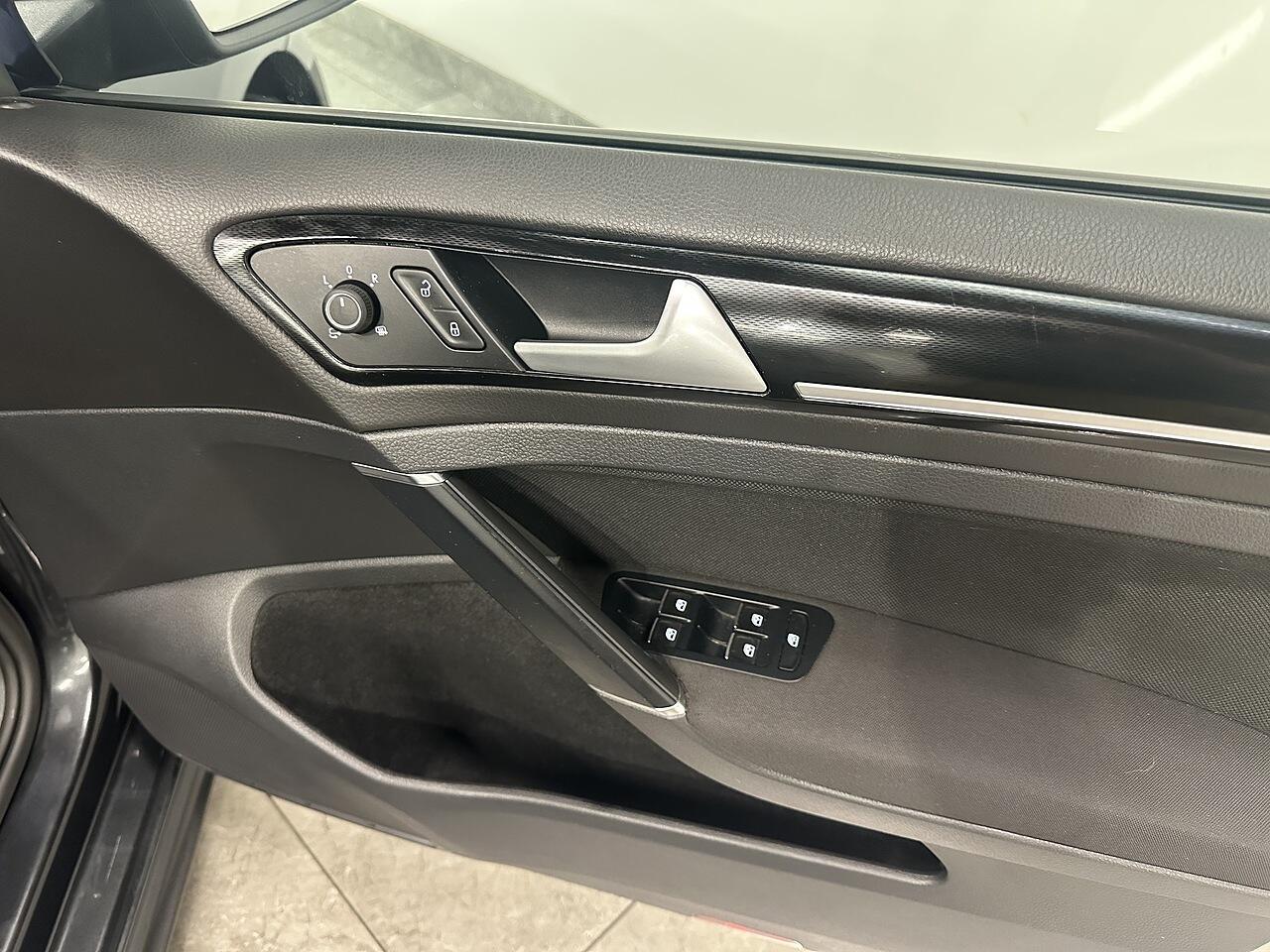 Volkswagen Golf view 9
