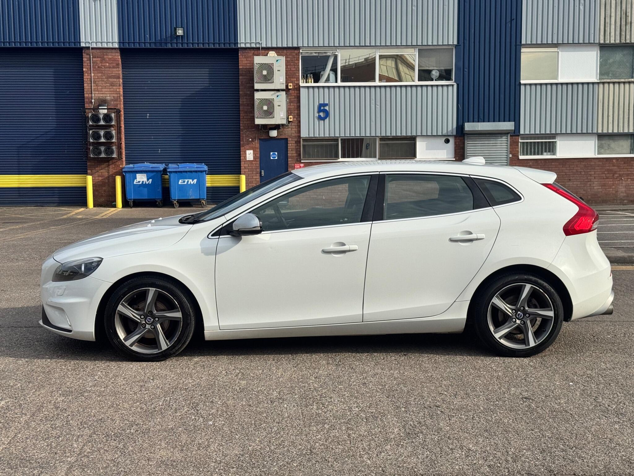 Volvo V40 view 10