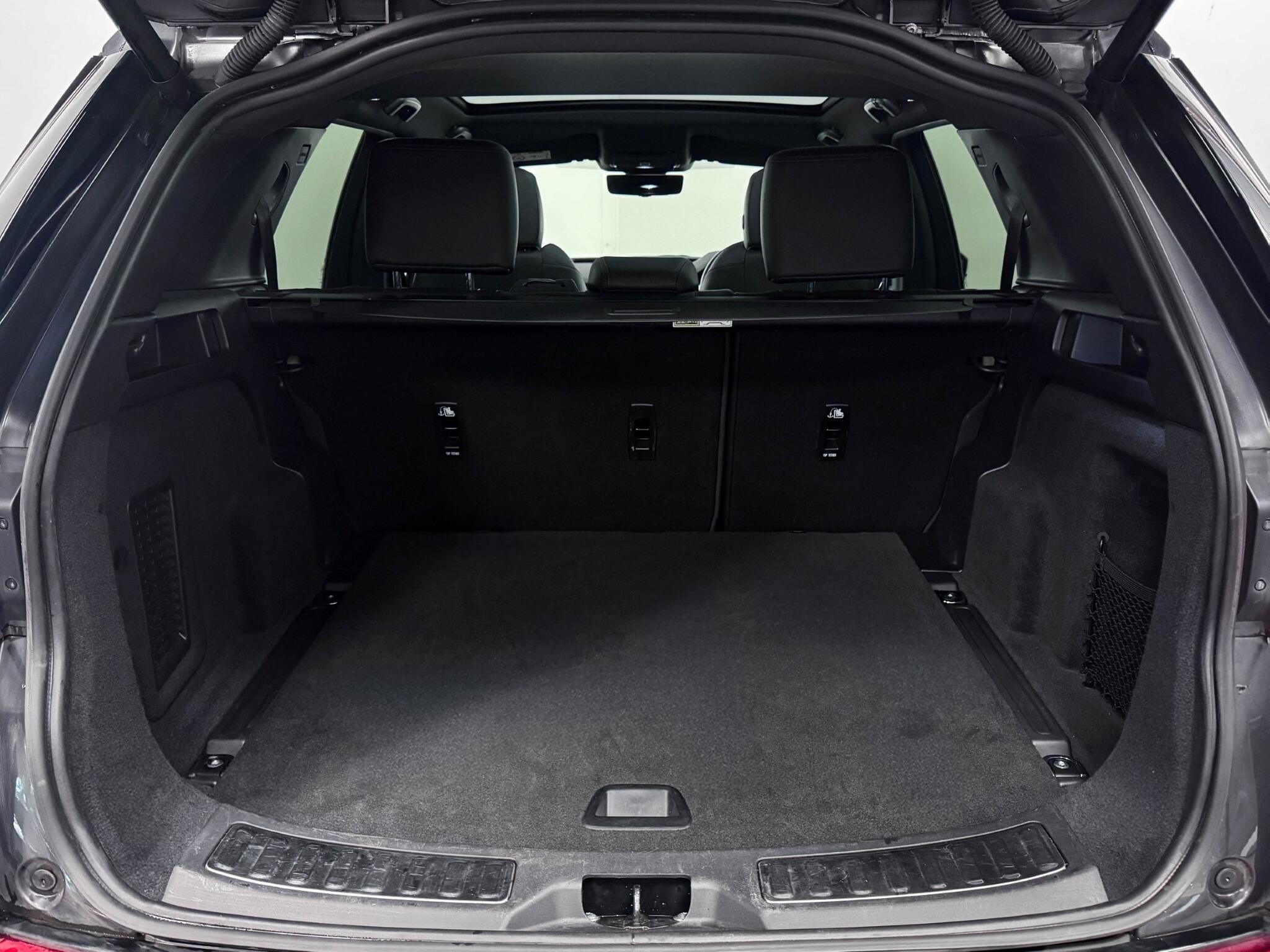 Land Rover Discovery Sport view 12