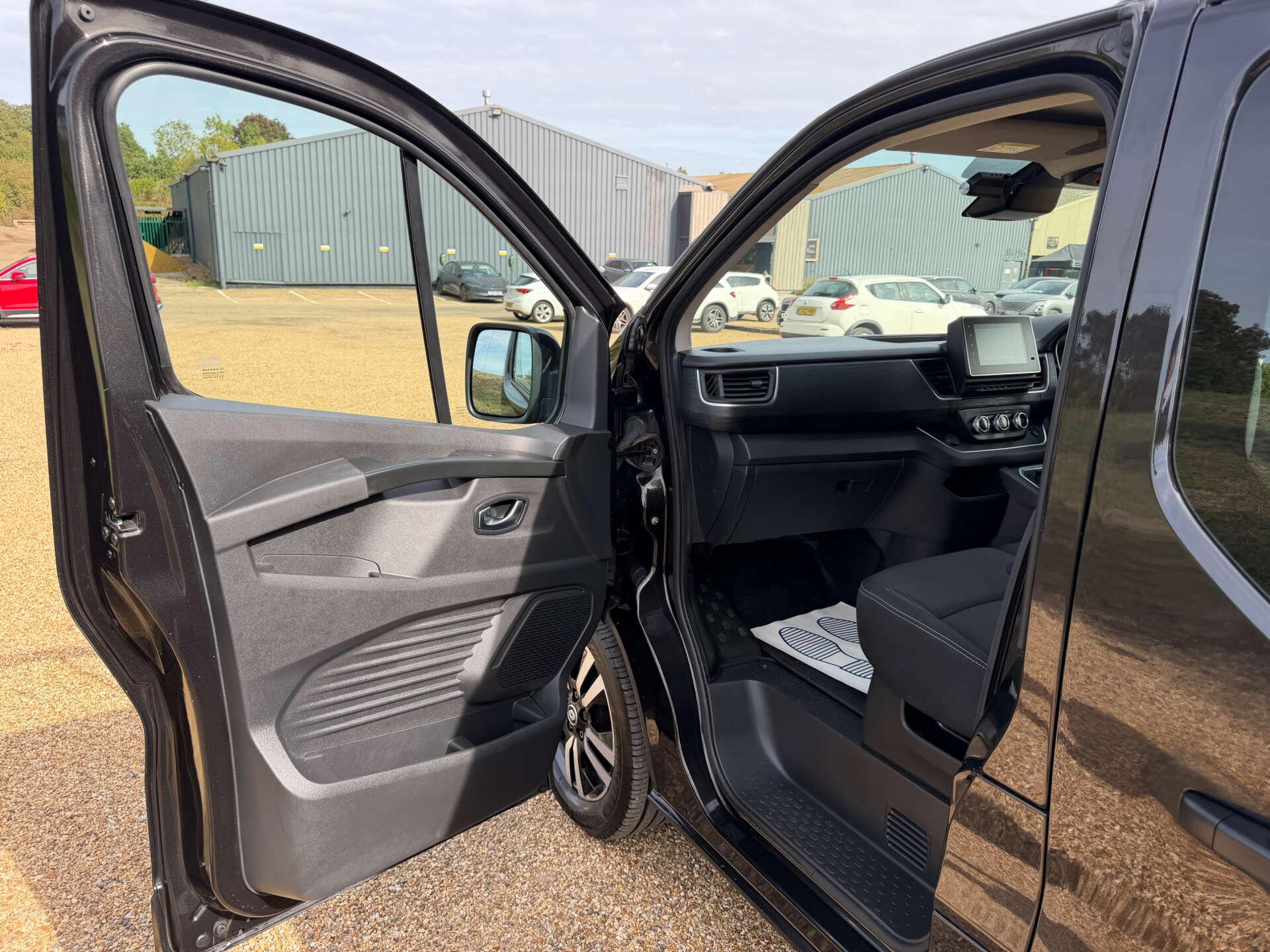 Renault Trafic view 12