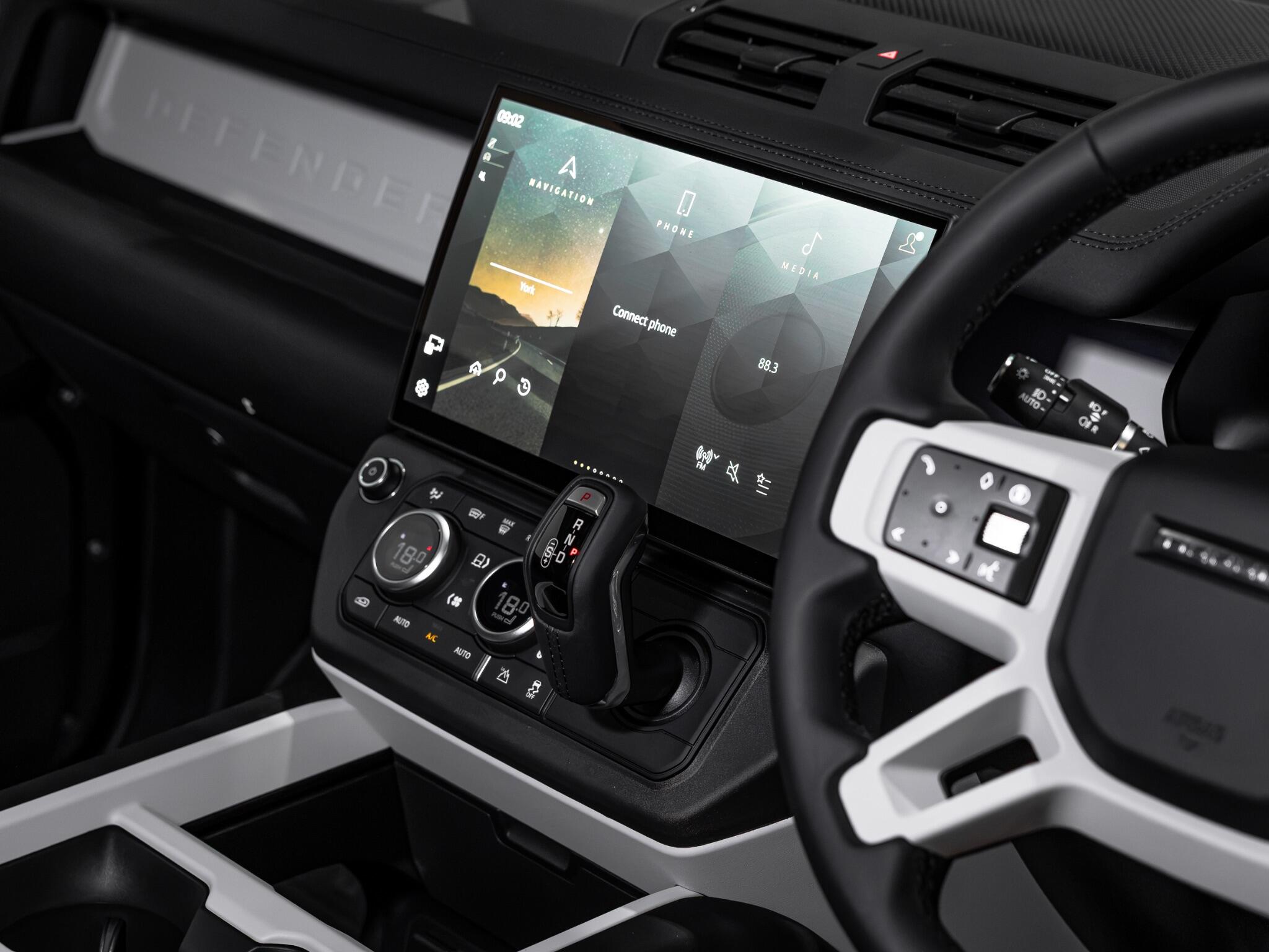 Land Rover Defender 90 view 16