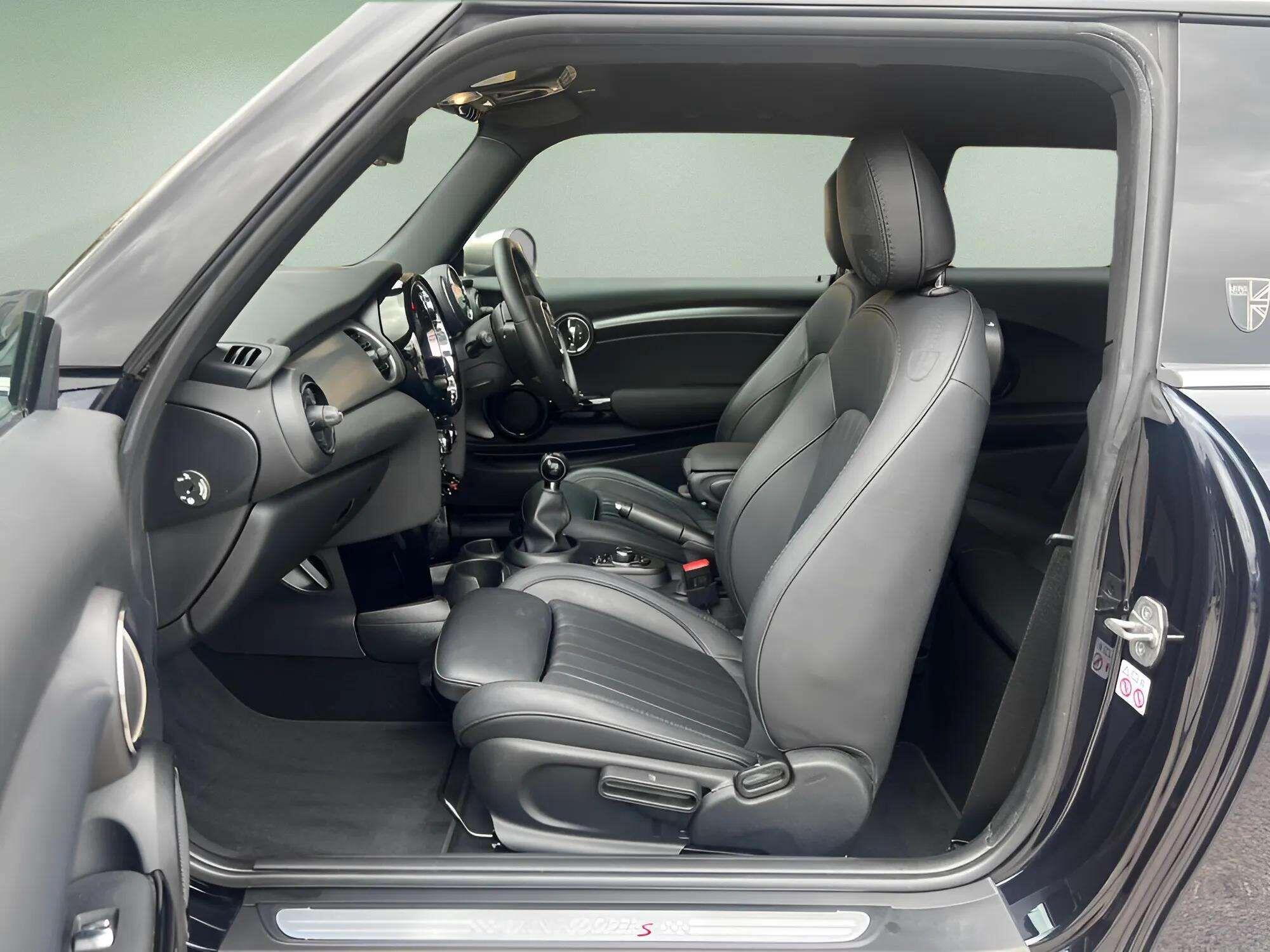 Mini Hatch view 6