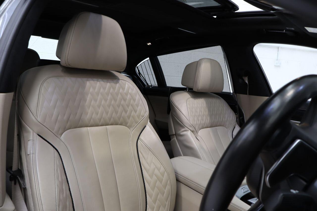 BMW 7 Series view 32