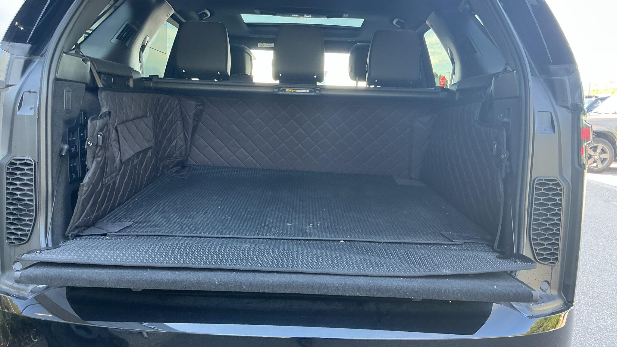 Land Rover Discovery view 10