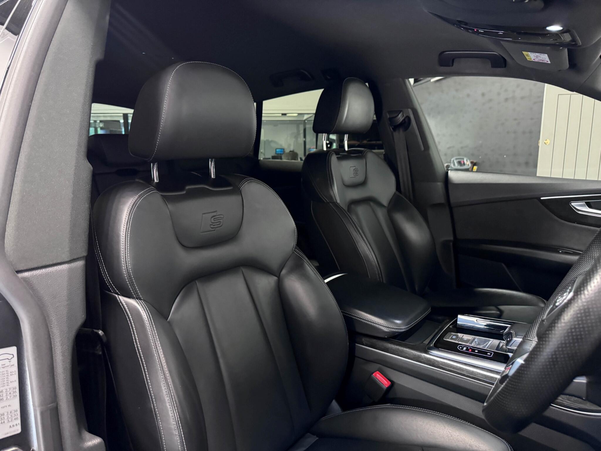 Audi Q8 view 33