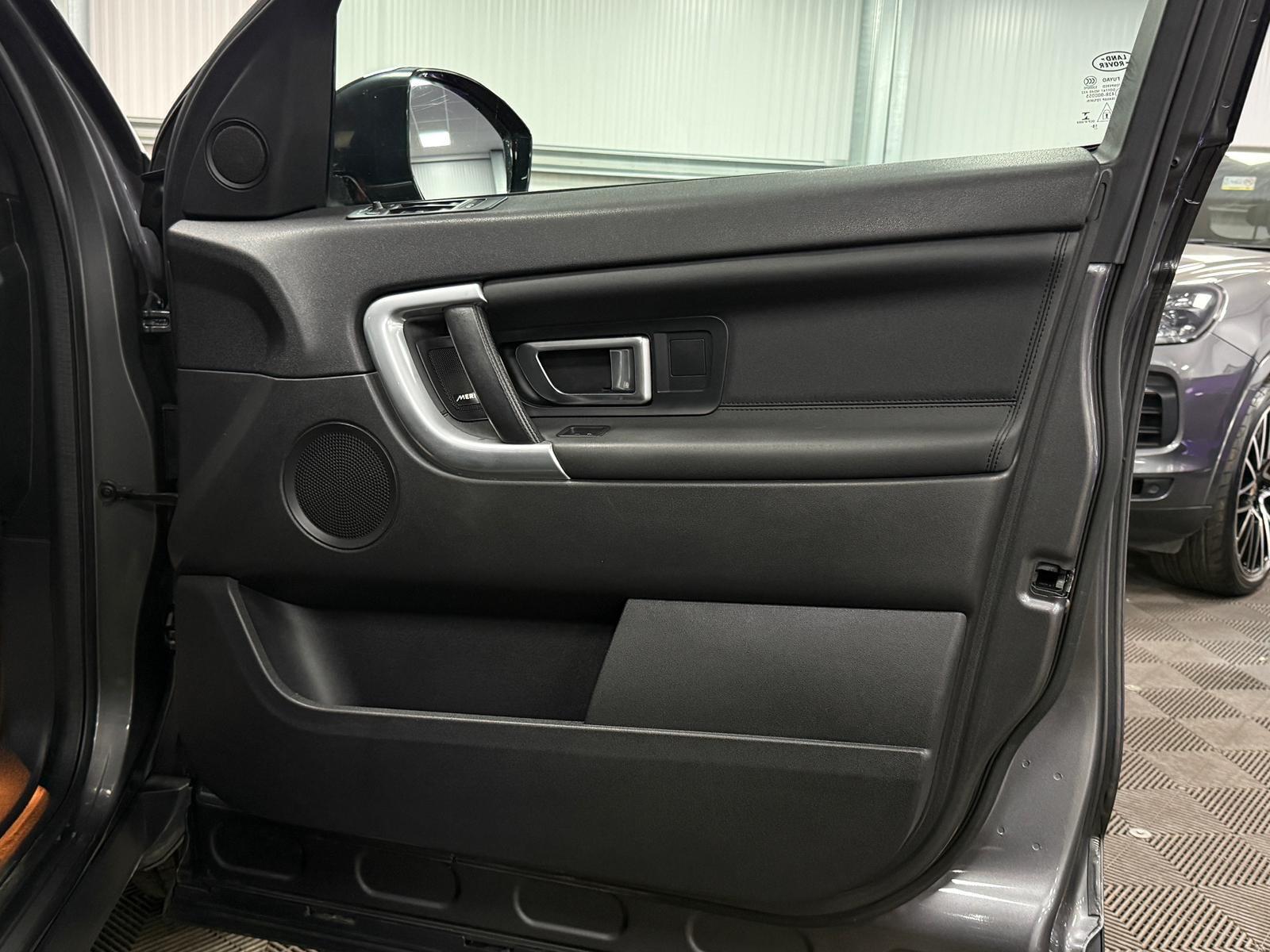 Land Rover Discovery Sport view 31