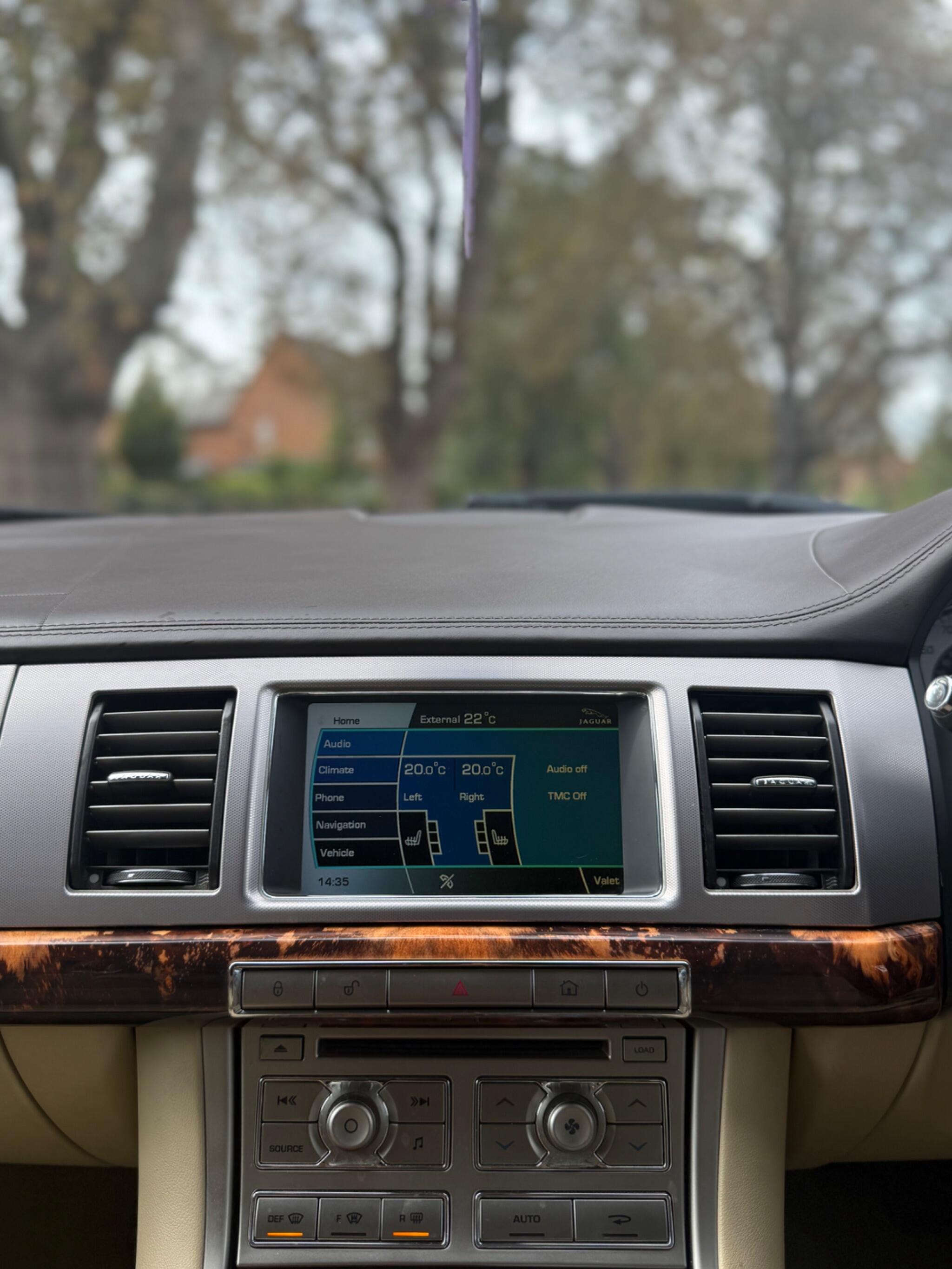 2008 Jaguar XF image 32