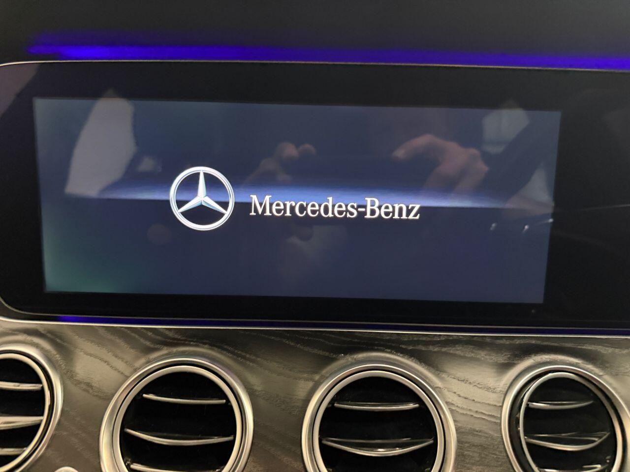 Mercedes-Benz E Class view 33