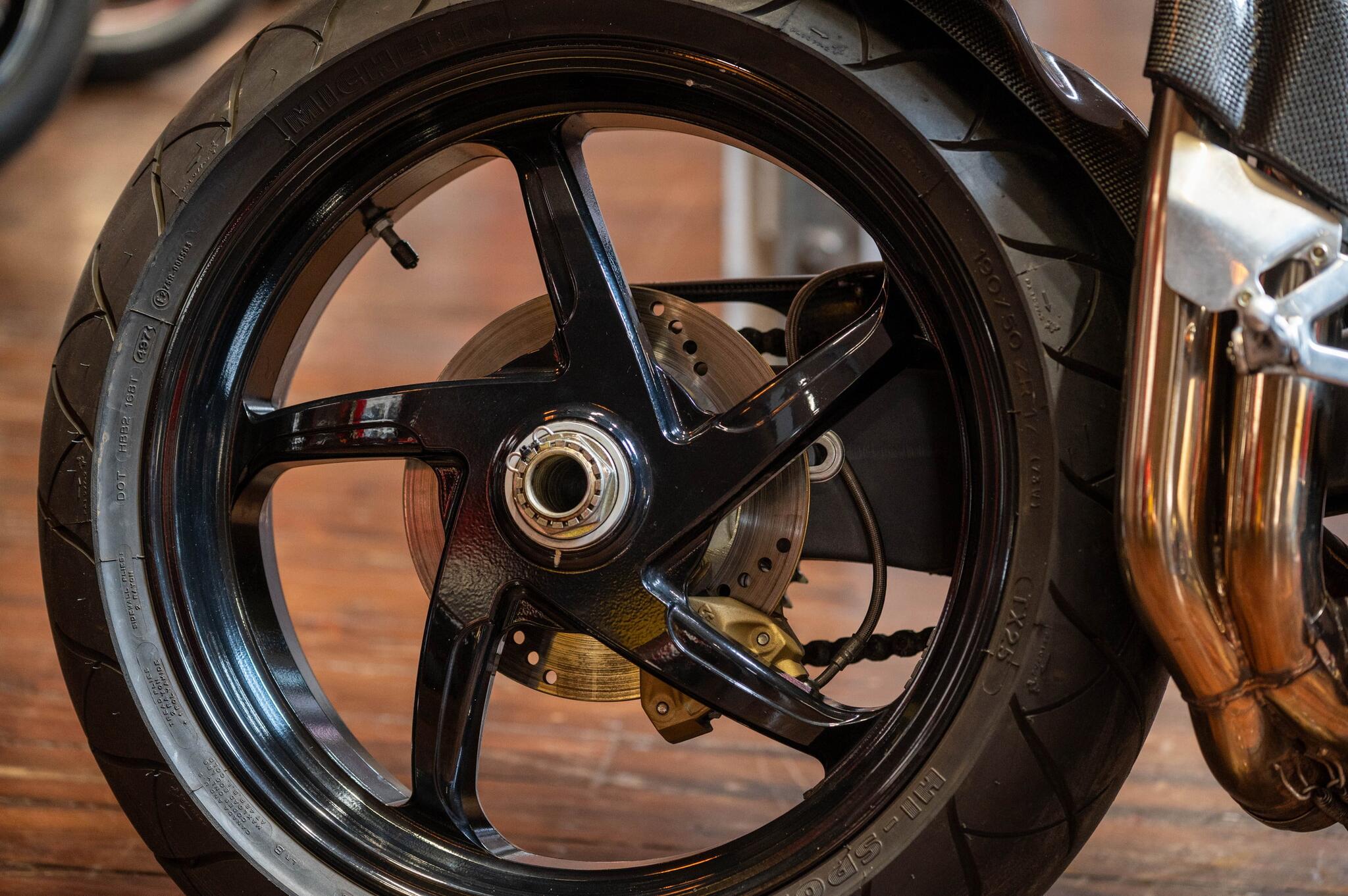 Ducati 916 view 5