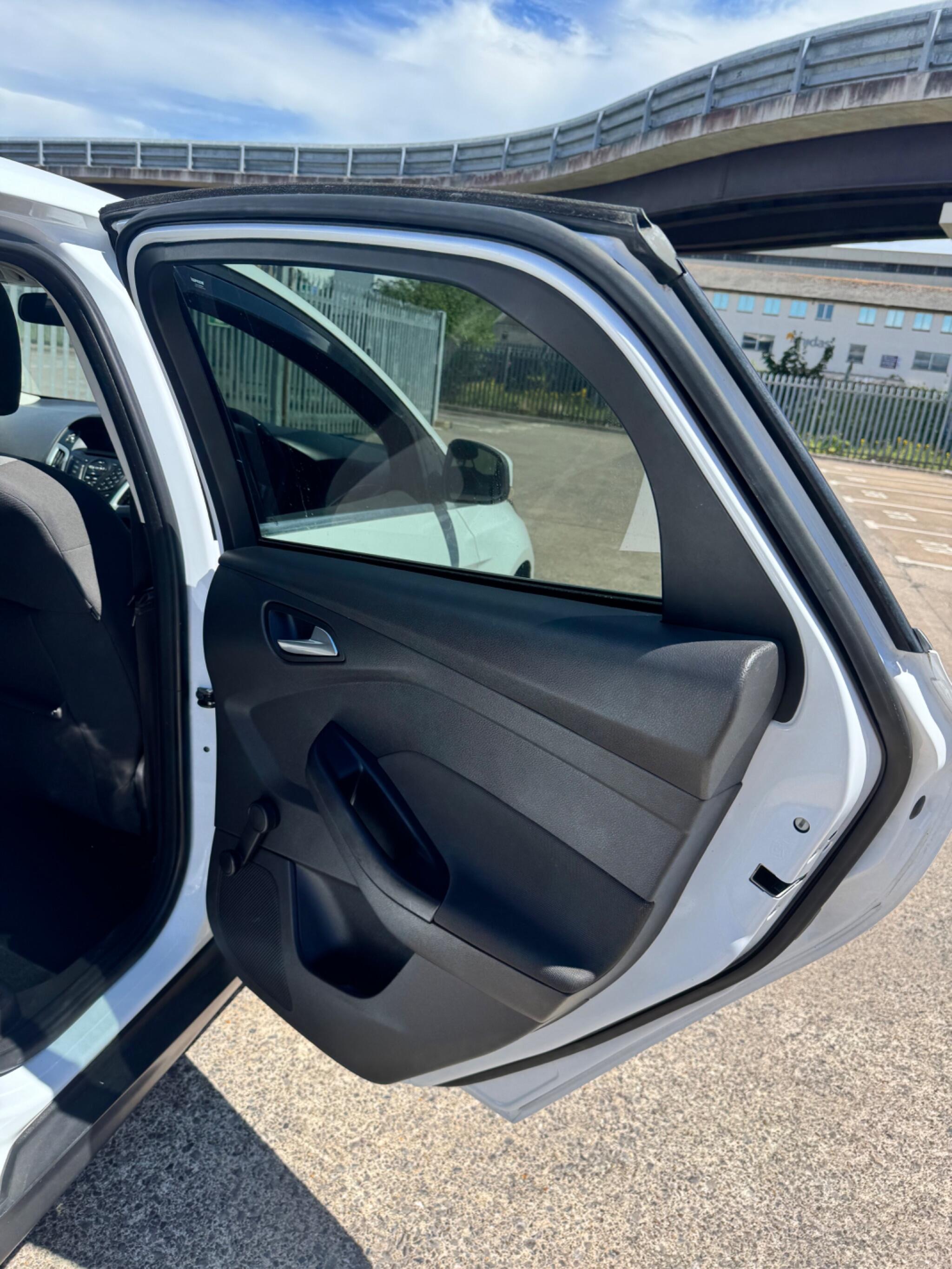 Ford Focus view 31