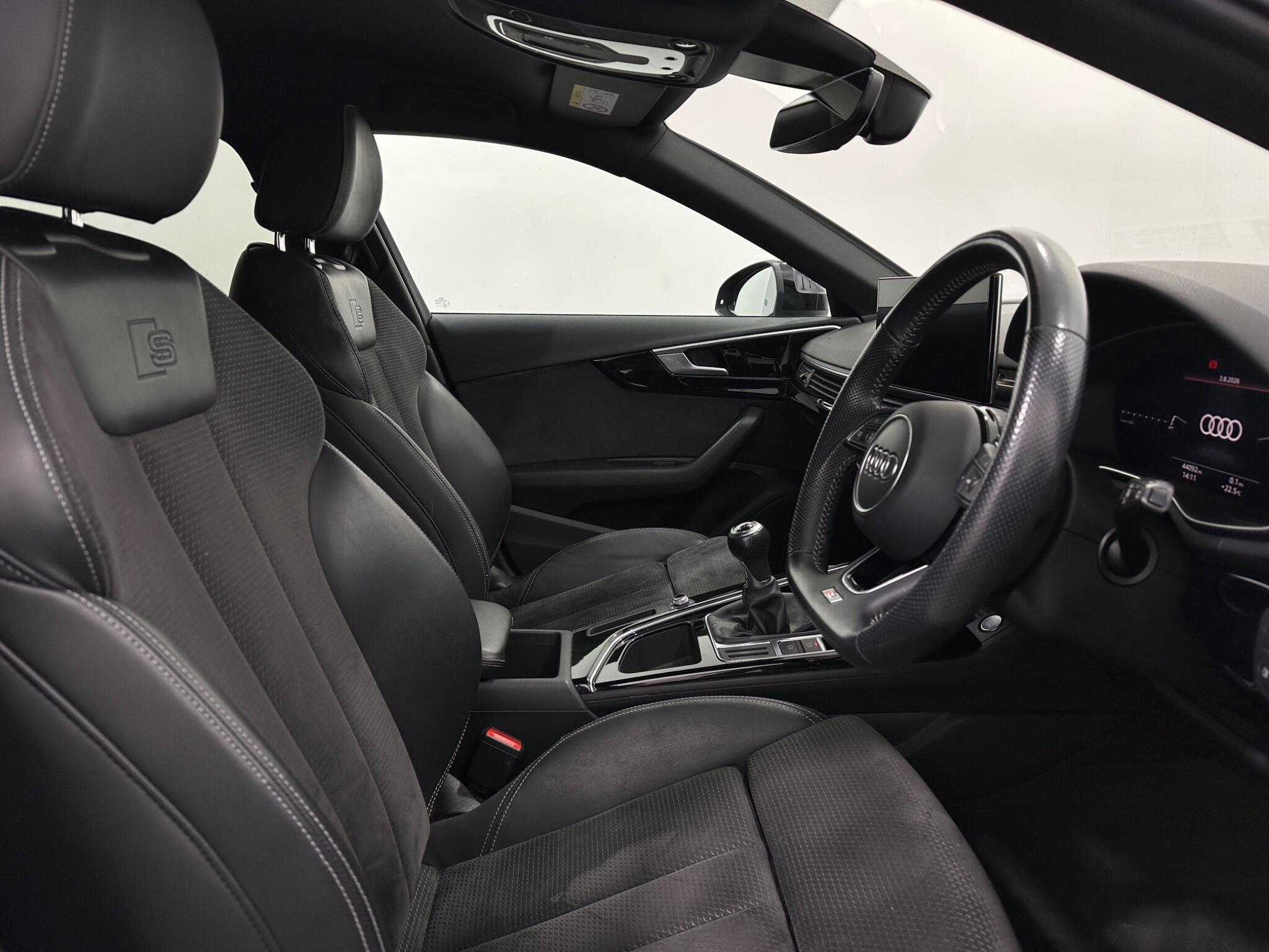 Audi A4 view 32