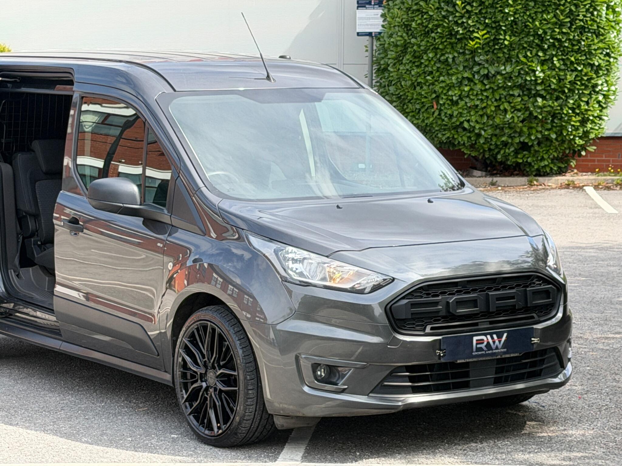 Ford Transit Connect view 4