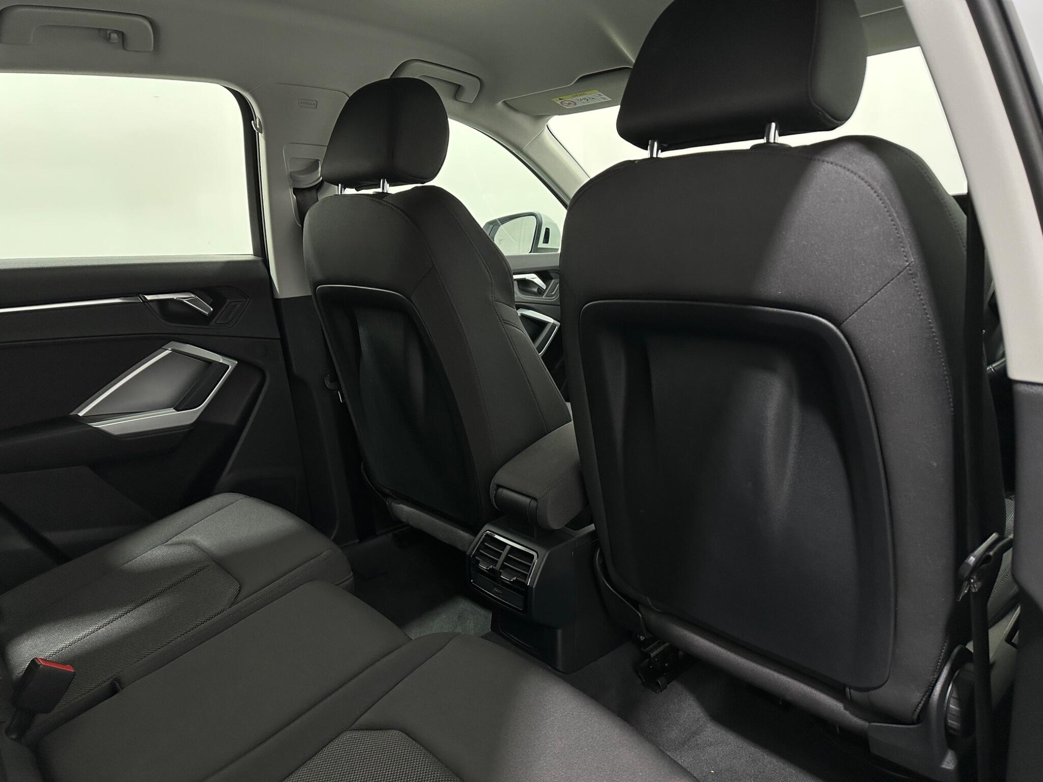 Audi Q3 view 40