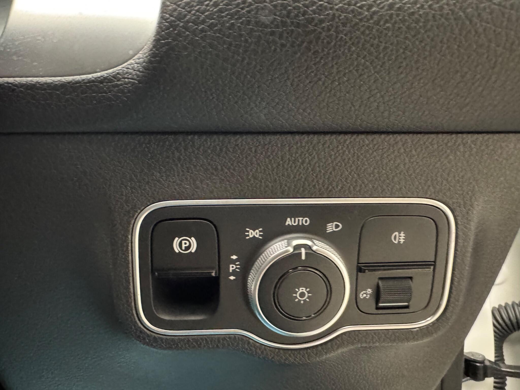 Mercedes-Benz Eqb view 13