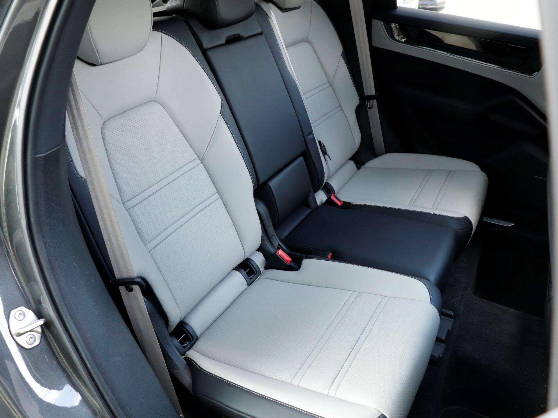 Porsche Cayenne view 25