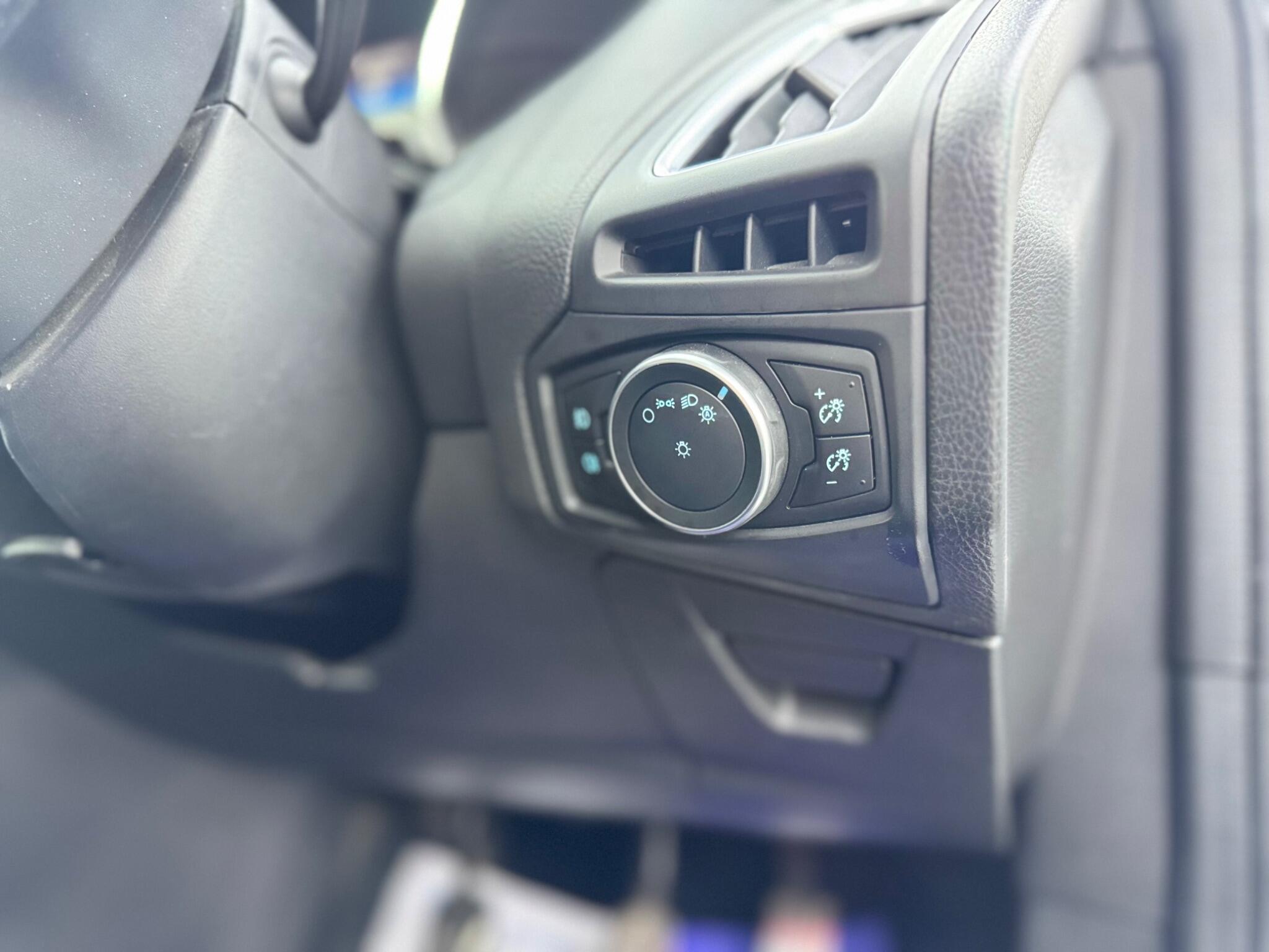 Ford Focus view 39