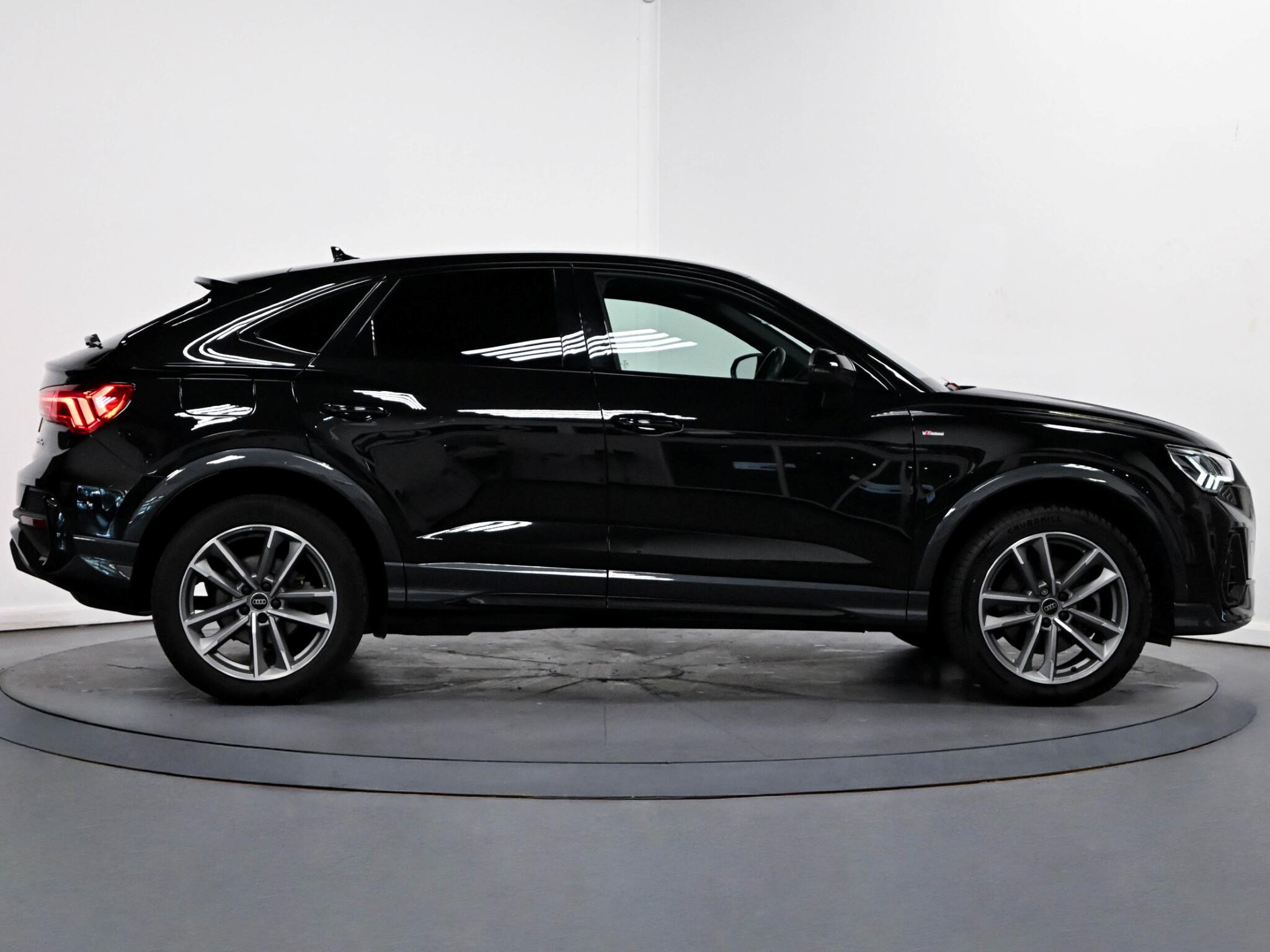 Audi Q3 view 8