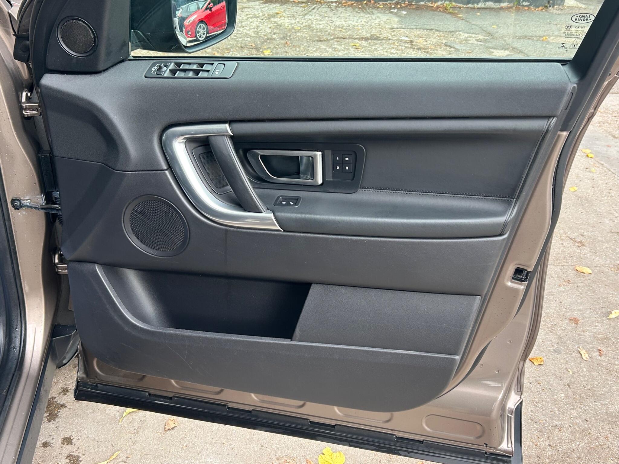 Land Rover Discovery Sport view 44