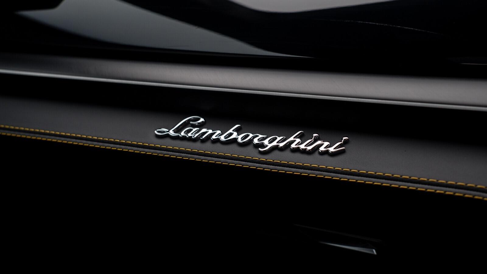 Lamborghini Urus view 45