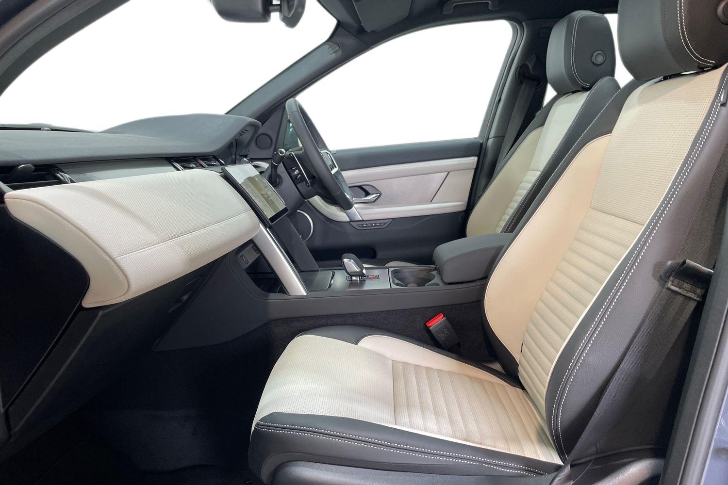 Land Rover Discovery Sport view 3