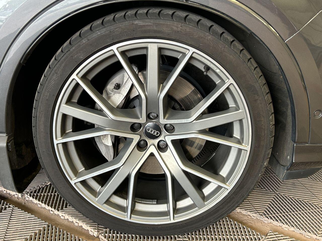 Audi Q7 view 26
