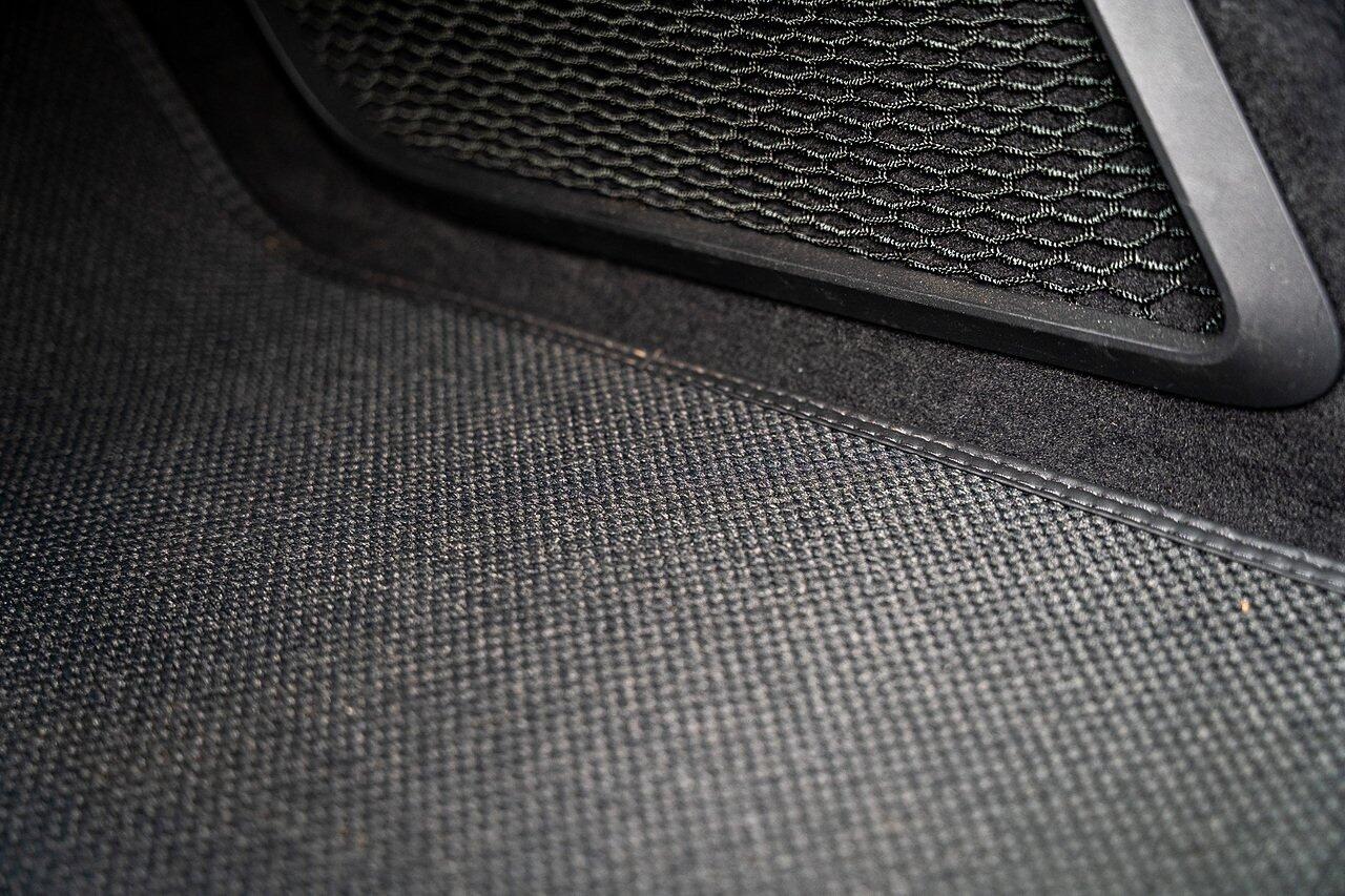 Porsche 911 view 104