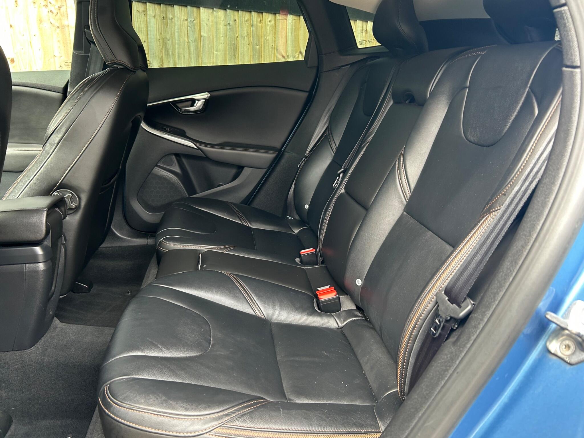 Volvo V40 Cross Country view 26