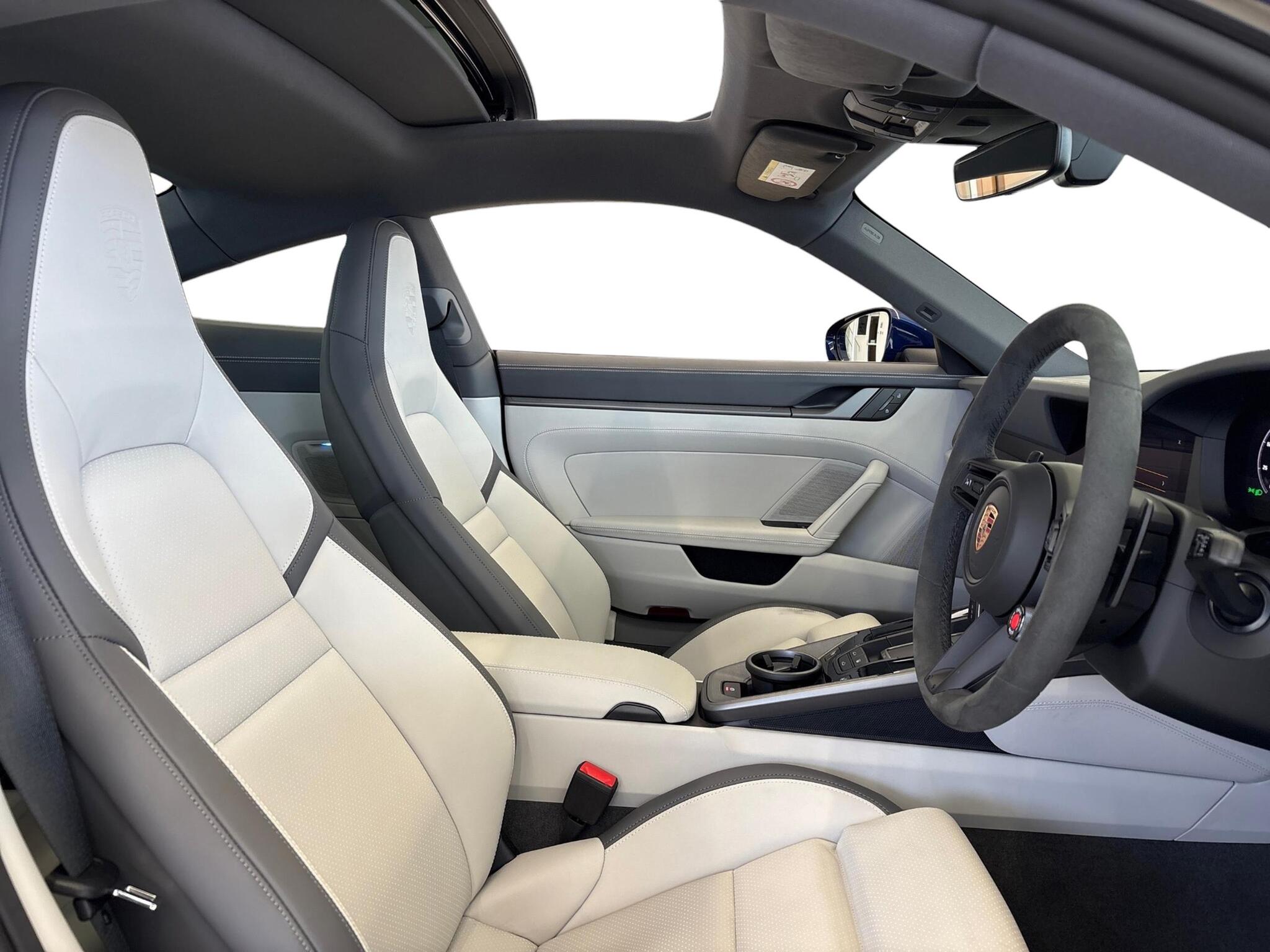 Porsche 911 view 11