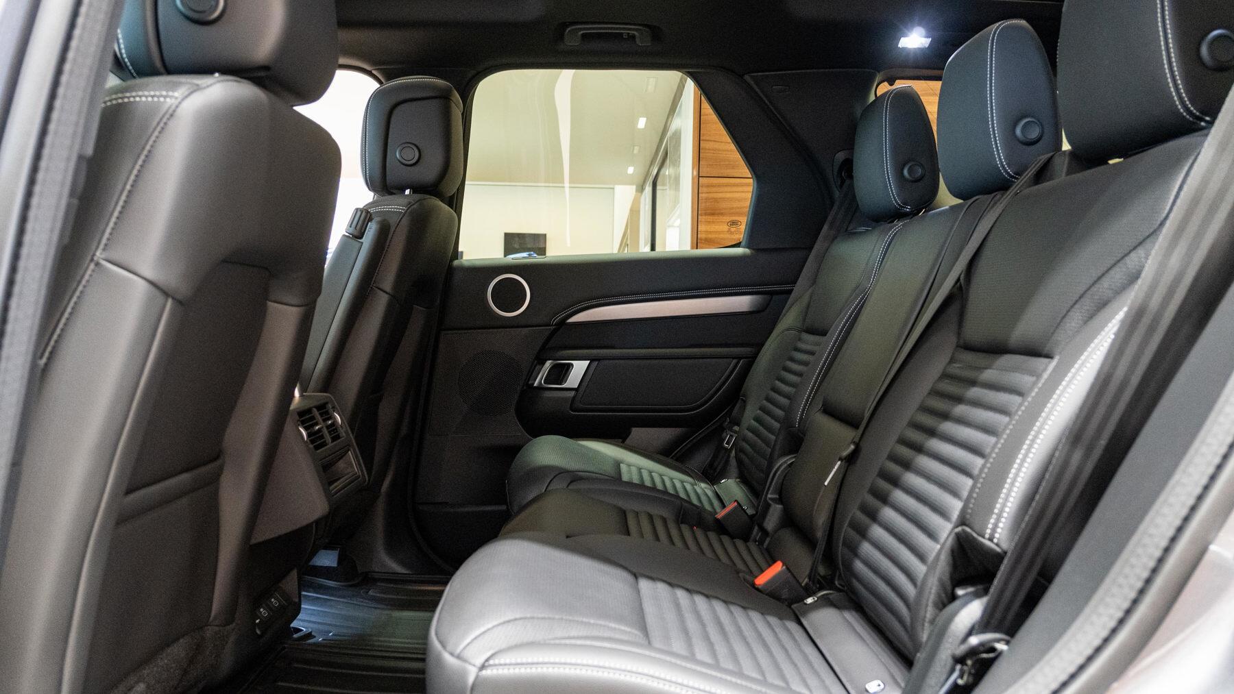 Land Rover Discovery view 4