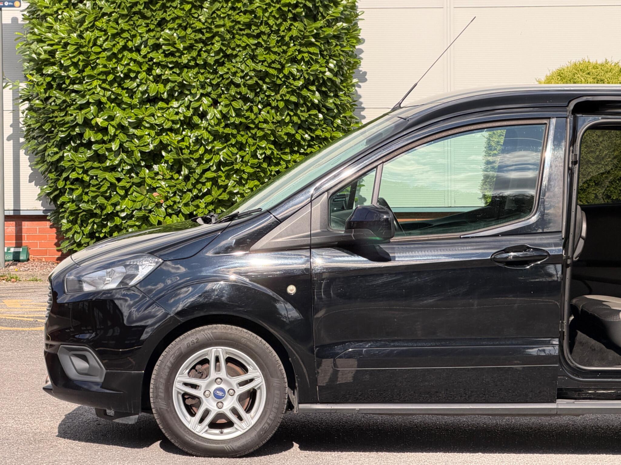 Ford Tourneo Courier view 28